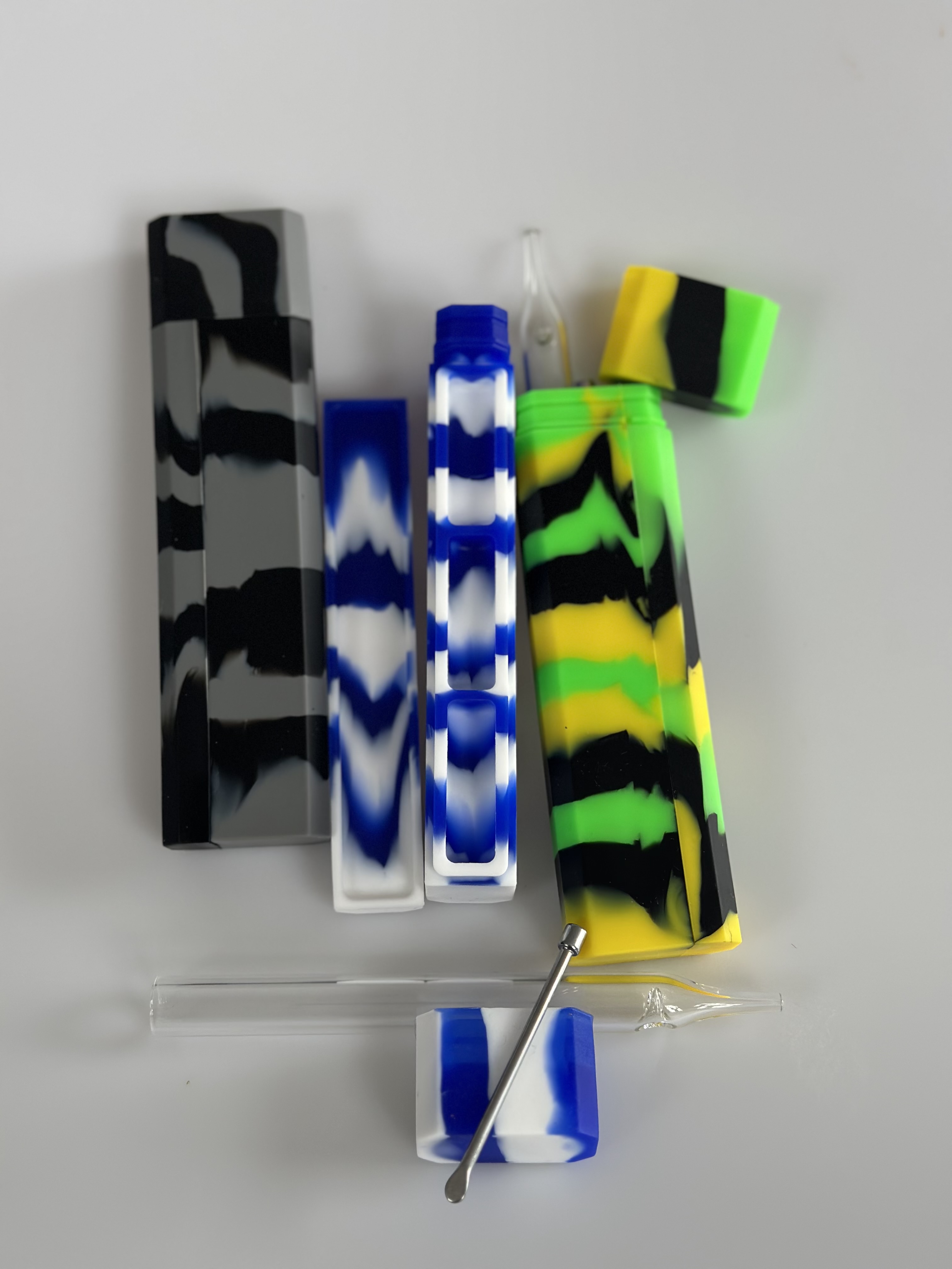 Photograph of product: Rectangle Silicone Dab Straw And Chillum Kit