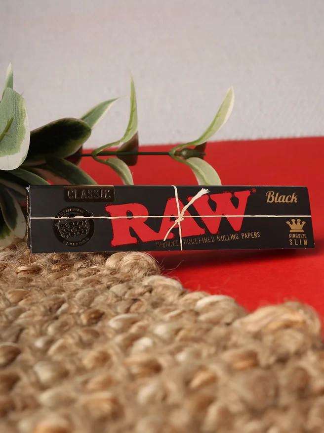 Photograph of product: Black Rolling Papers Slim | King Size