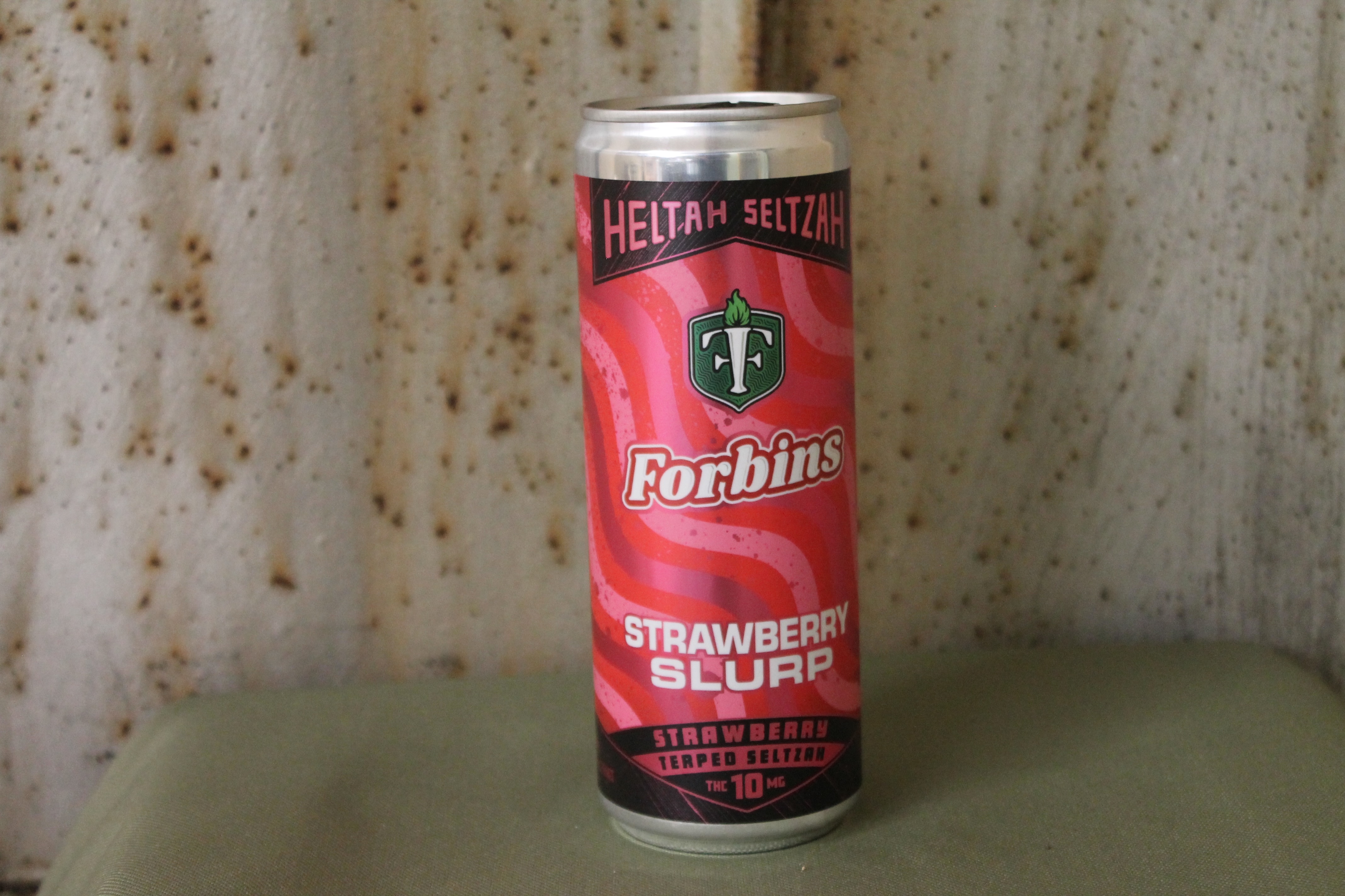 Photograph of product: Taunik I Forbins Strawberry Slurpee Seltzer