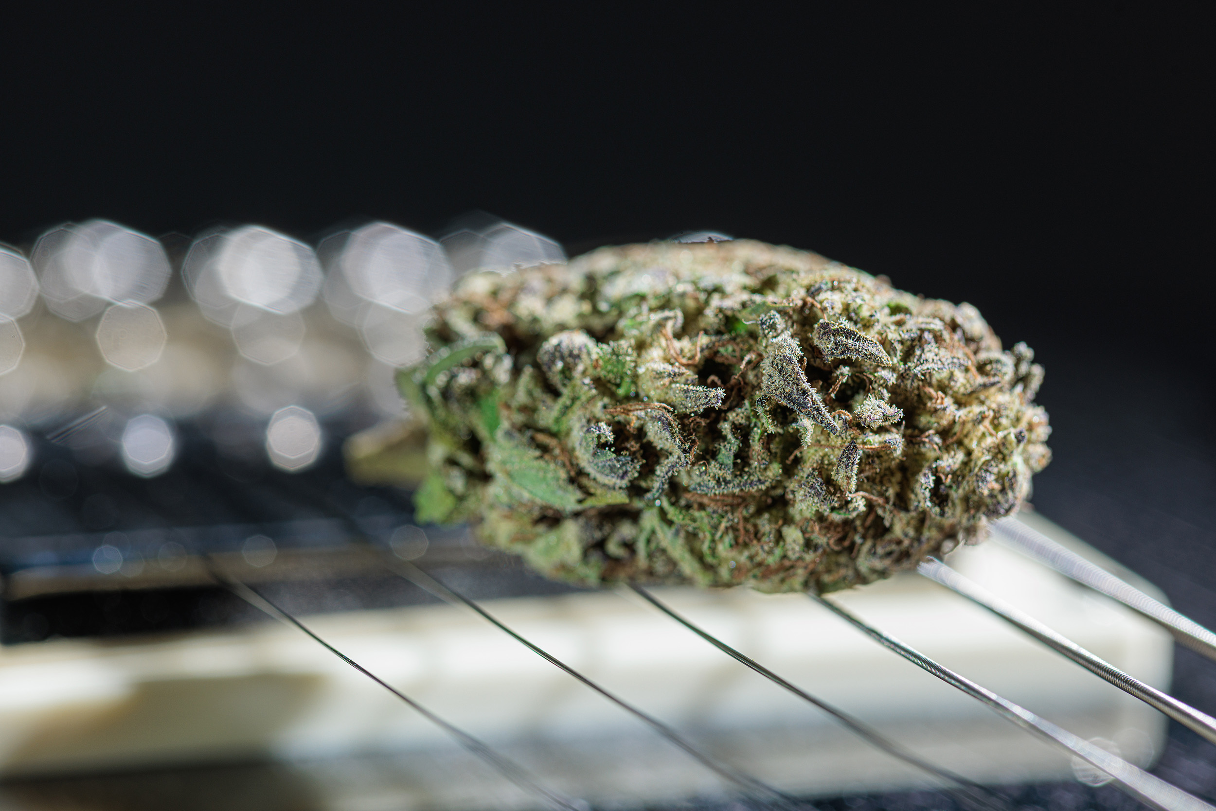 Photograph of product: Grasshopper Farms | Kush Cakes | Shake/Trim Prepacked Oui'd - 3.5g