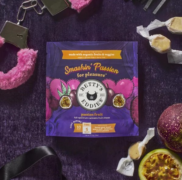 Photograph of product: Betty's Smashin' Passion Chews (10pk)