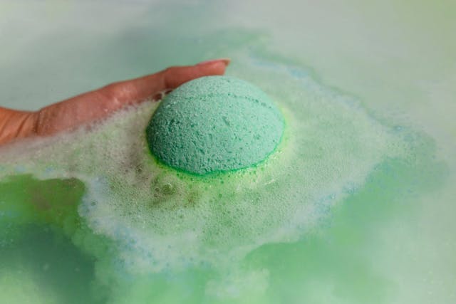 Photograph of product: Relieve Bath Bomb - Lemon Ozk - 