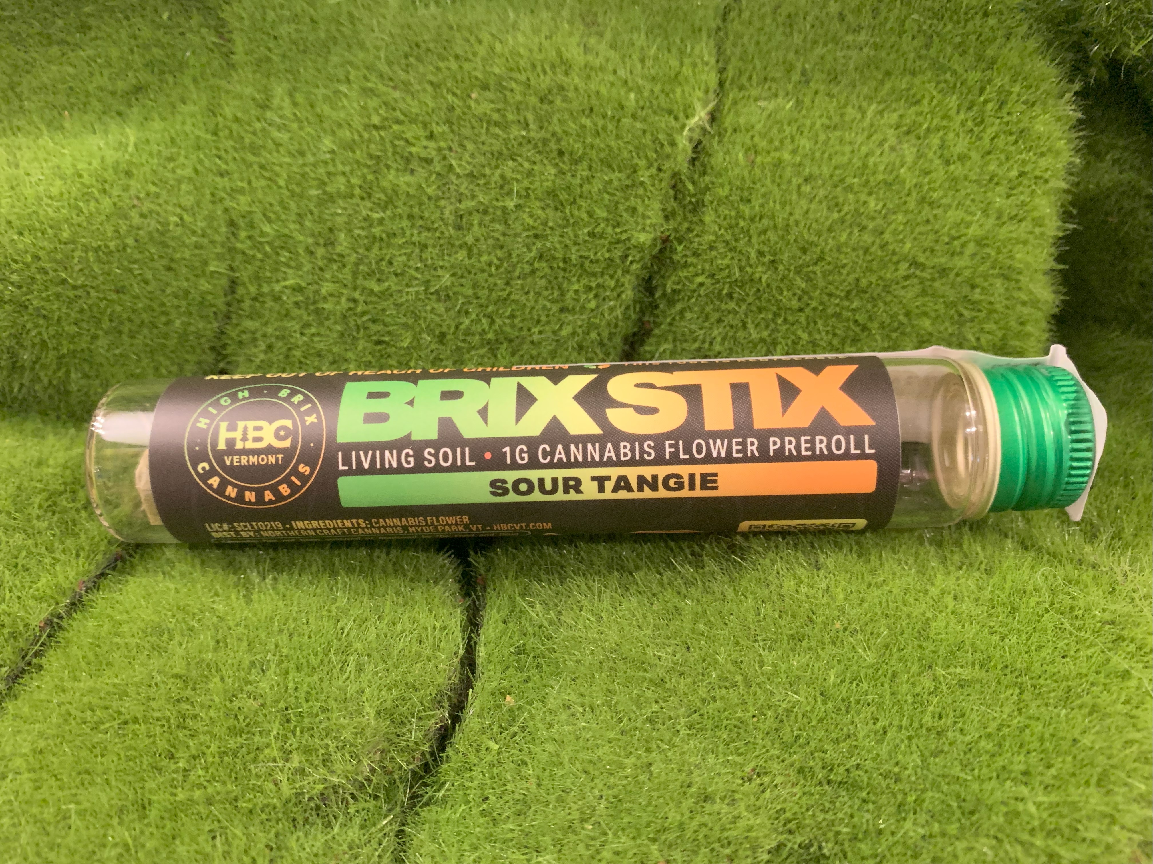 Photograph of product: Pre Roll Single | Sour Tangie | High Brix Oui'd