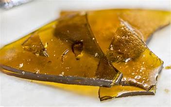 Photograph of product: Bobs Bammer- Cherry Apple Crisp Shatter BHO