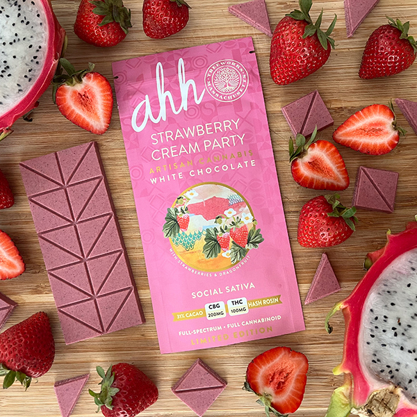 Photograph of product: Strawberry Cream Party | 100mg | 2:1 CBG:TH-oui White Chocolate Bar