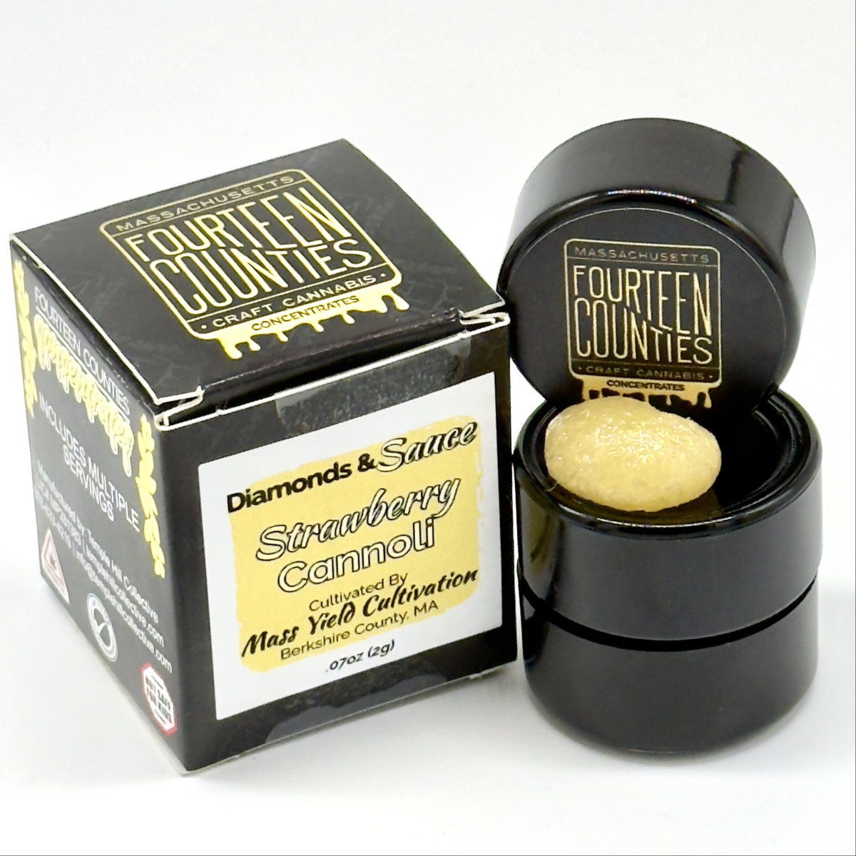 Photograph of product: Strawberry Cannoli Diamonds & Sauce