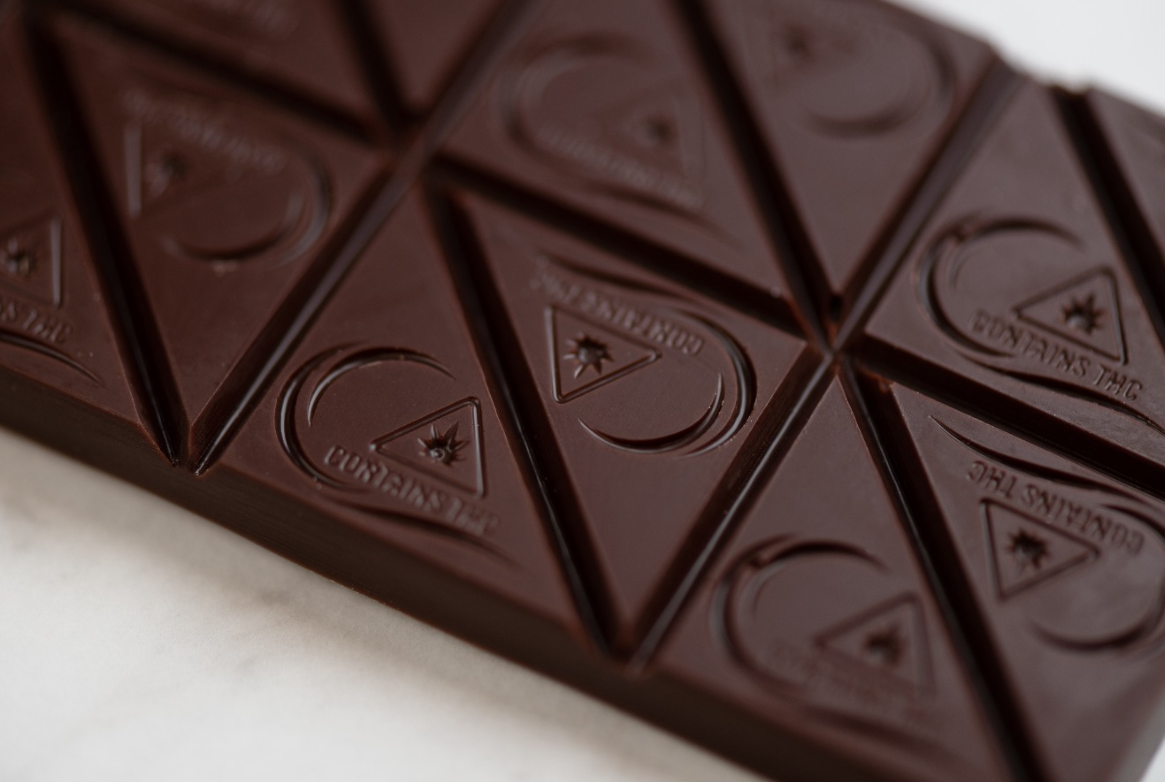Photograph of product: 1:1 Dark Chocolate Bar (CBD:TH-oui) - 5mg/20pk