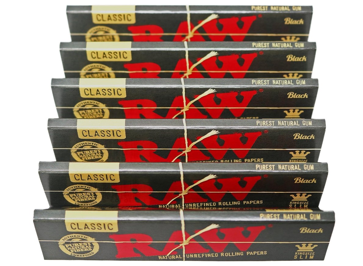 Photograph of product: Raw | King Size Black Slim | 110mm Rolling Papers | 32 leaves