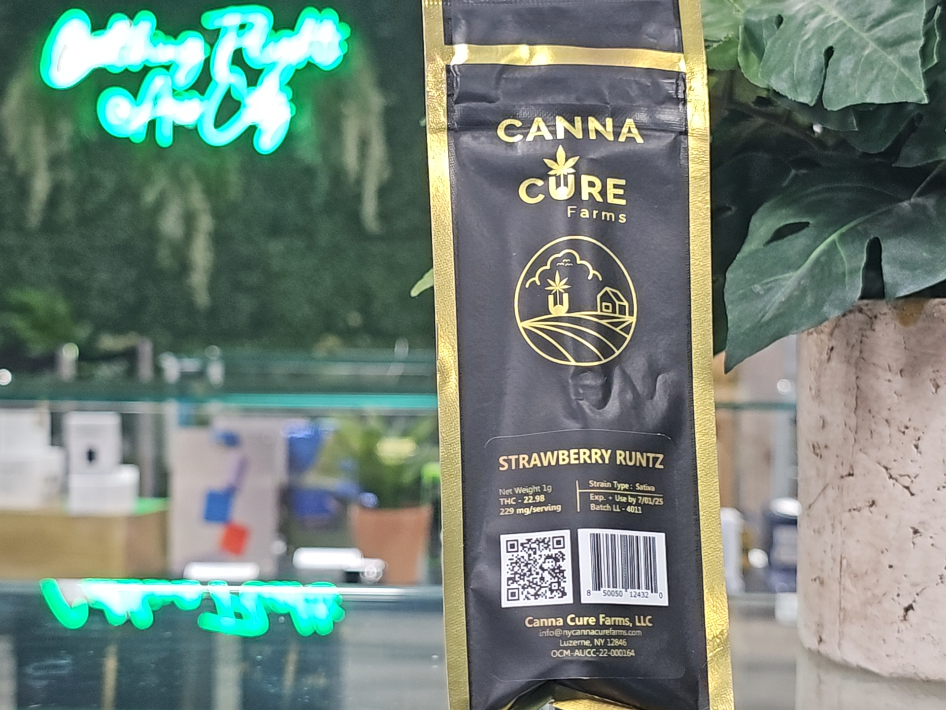 Photograph of product: Strawberry Runtz | Pre-Roll | 1g