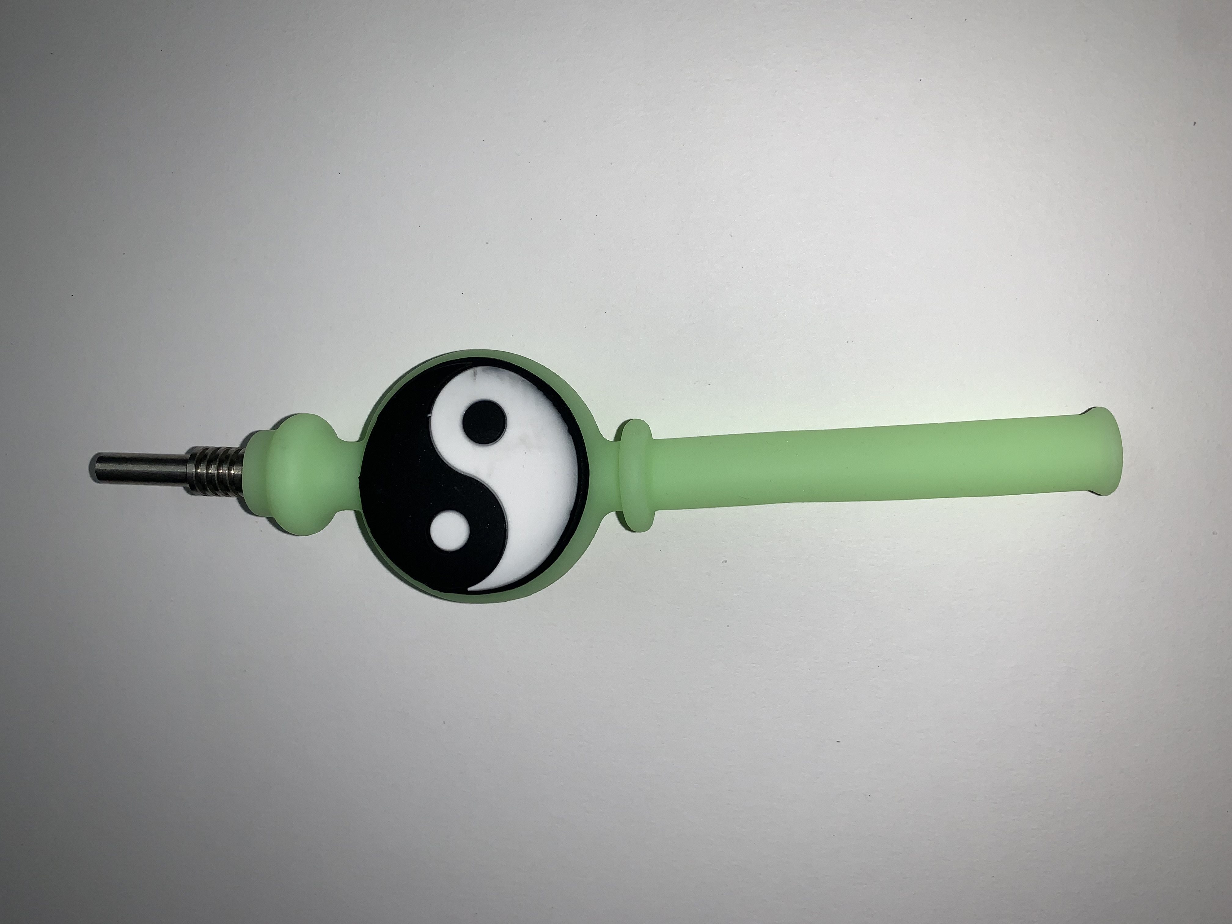 Photograph of product: Glass - 6.5"Colorful Yin Yang Donut Silicone Dab Straw - P3086