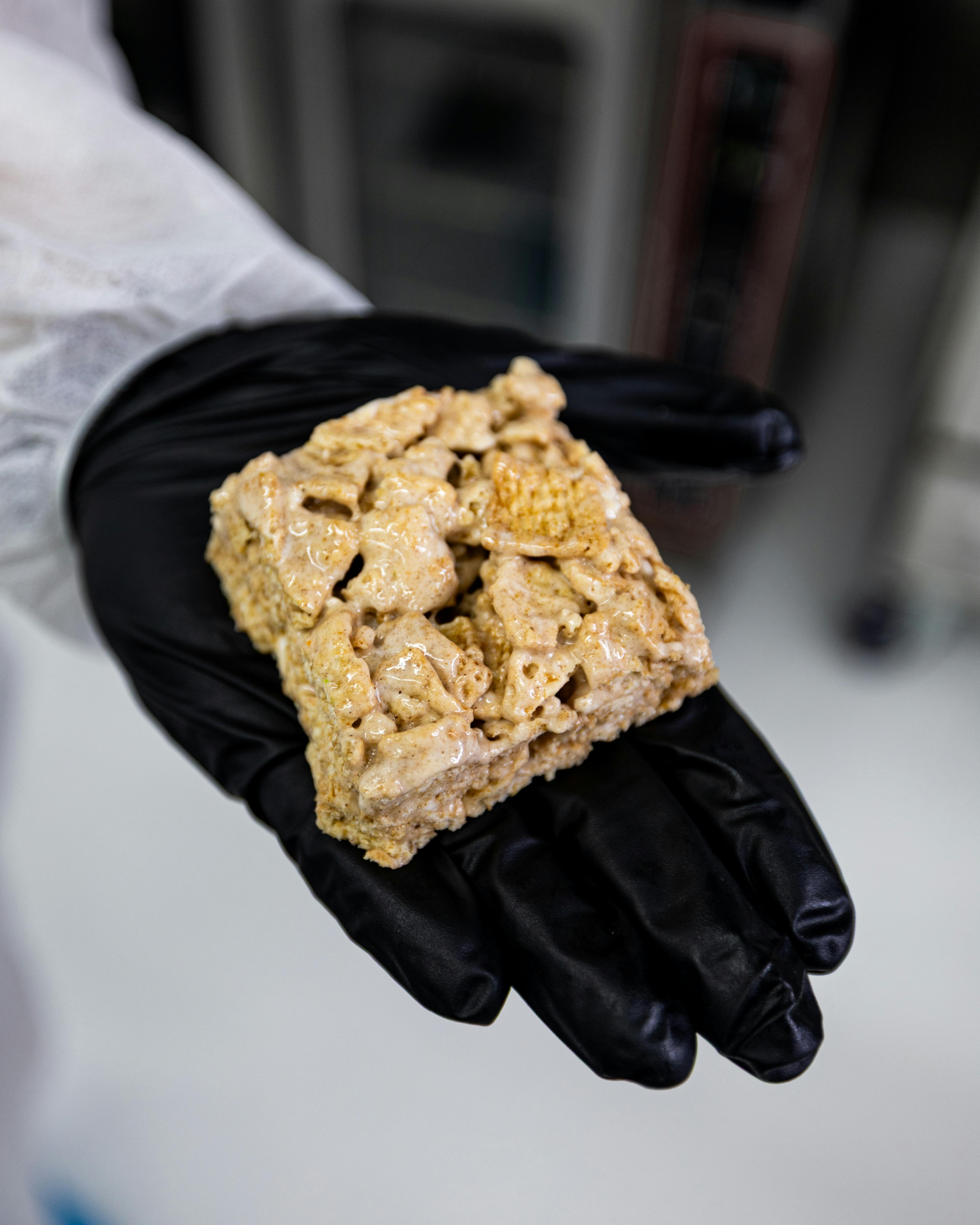 Photograph of product: CINNAMON CRUNCH CLOUD BAR