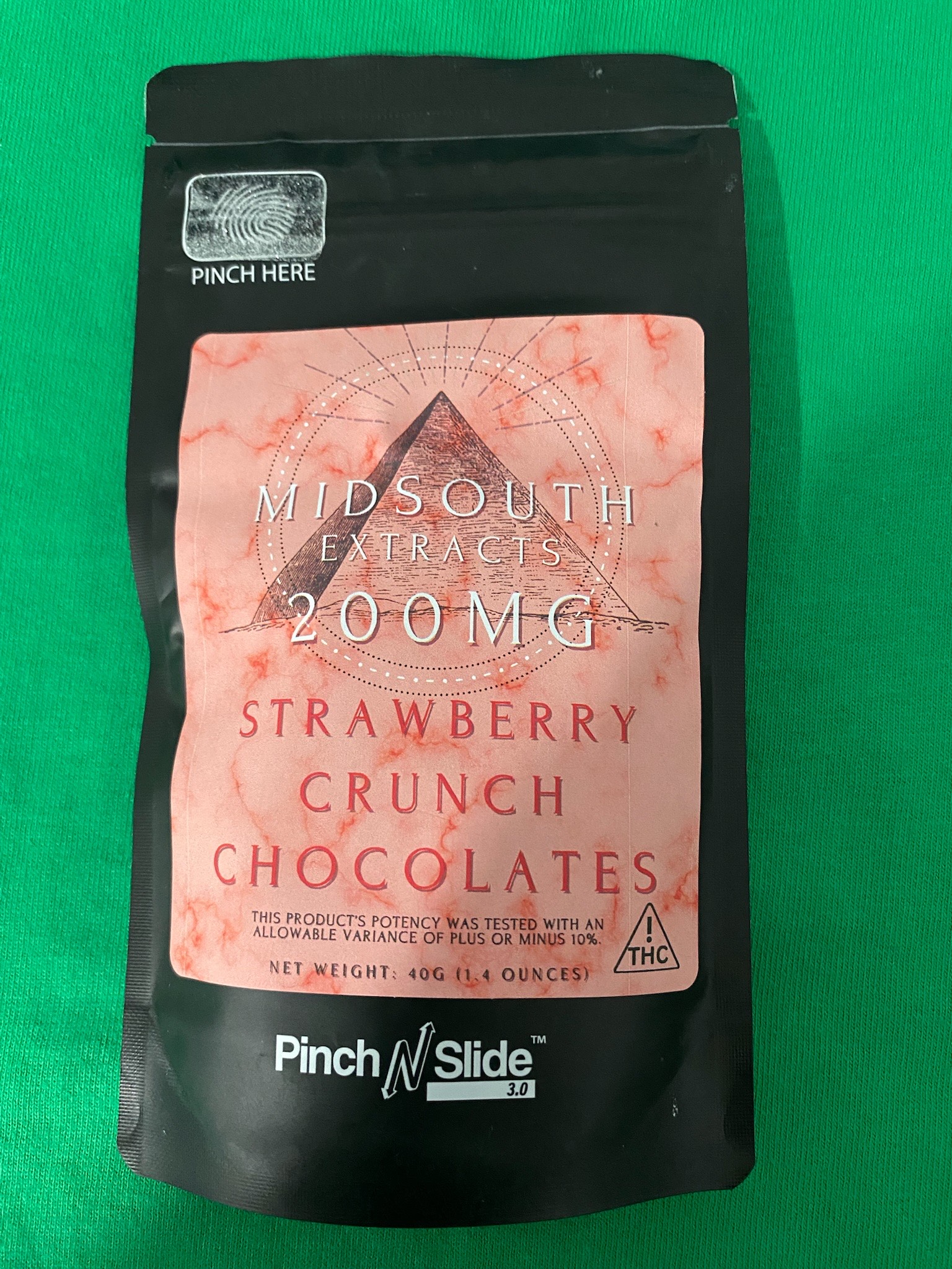 Photograph of product: MidSouth Extracts- Strawberry Crunch Chocolate Pieces 200mg (10pk)