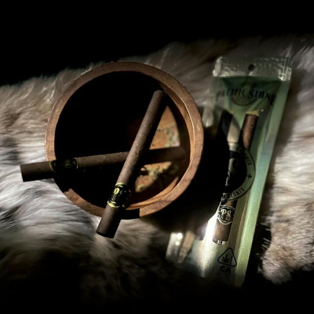 Photograph of product: Blue Dream Oui'd Blunt 2-Pack (3.5g) - 