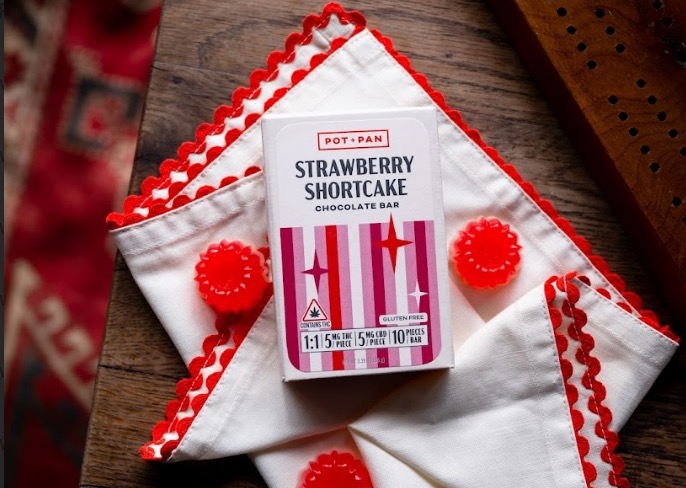 Photograph of product: 1:1 | STRAWBERRY SHORTCAKE CHOCOLATE BAR | 10 PCS | 5MG