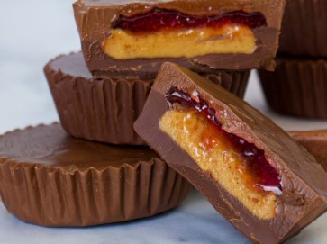 Photograph of product: Peanut Butter & Strawberry Jelly Cups - 13mg:5mg - 50mg - Golden Remedy Edibles