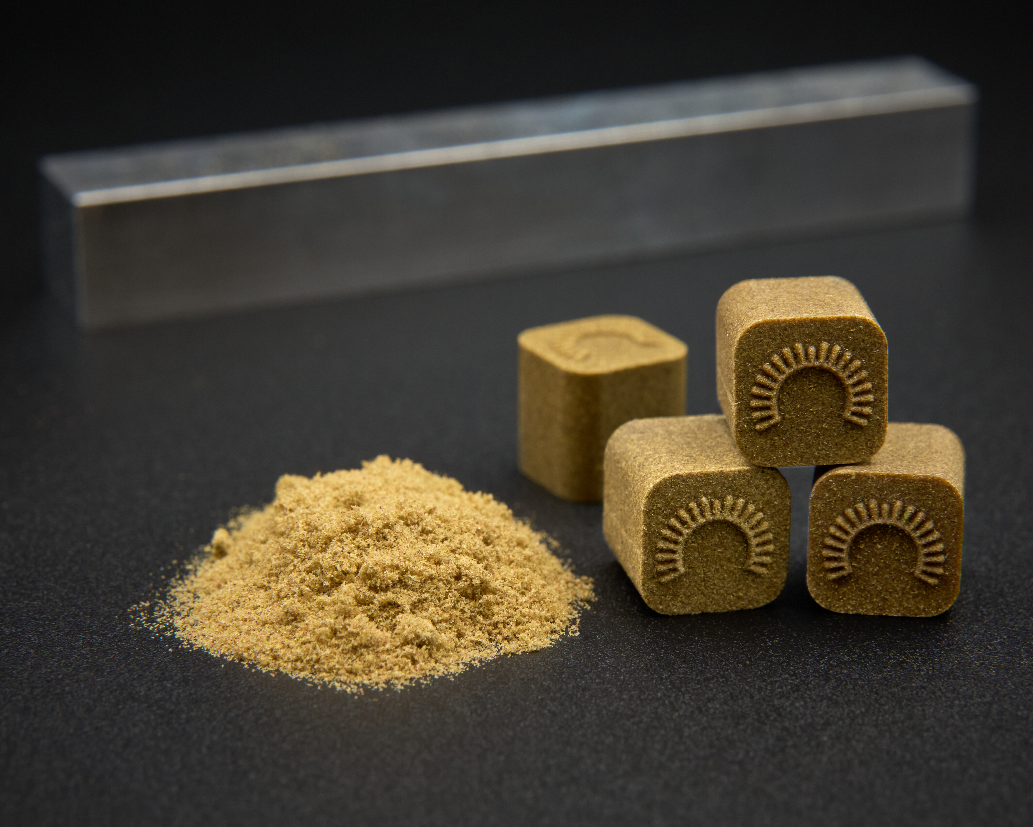 Photograph of product: Alchemy Pure | Suga Cube | Trainwreck | 1g | Dry Sift au chocolat Cube