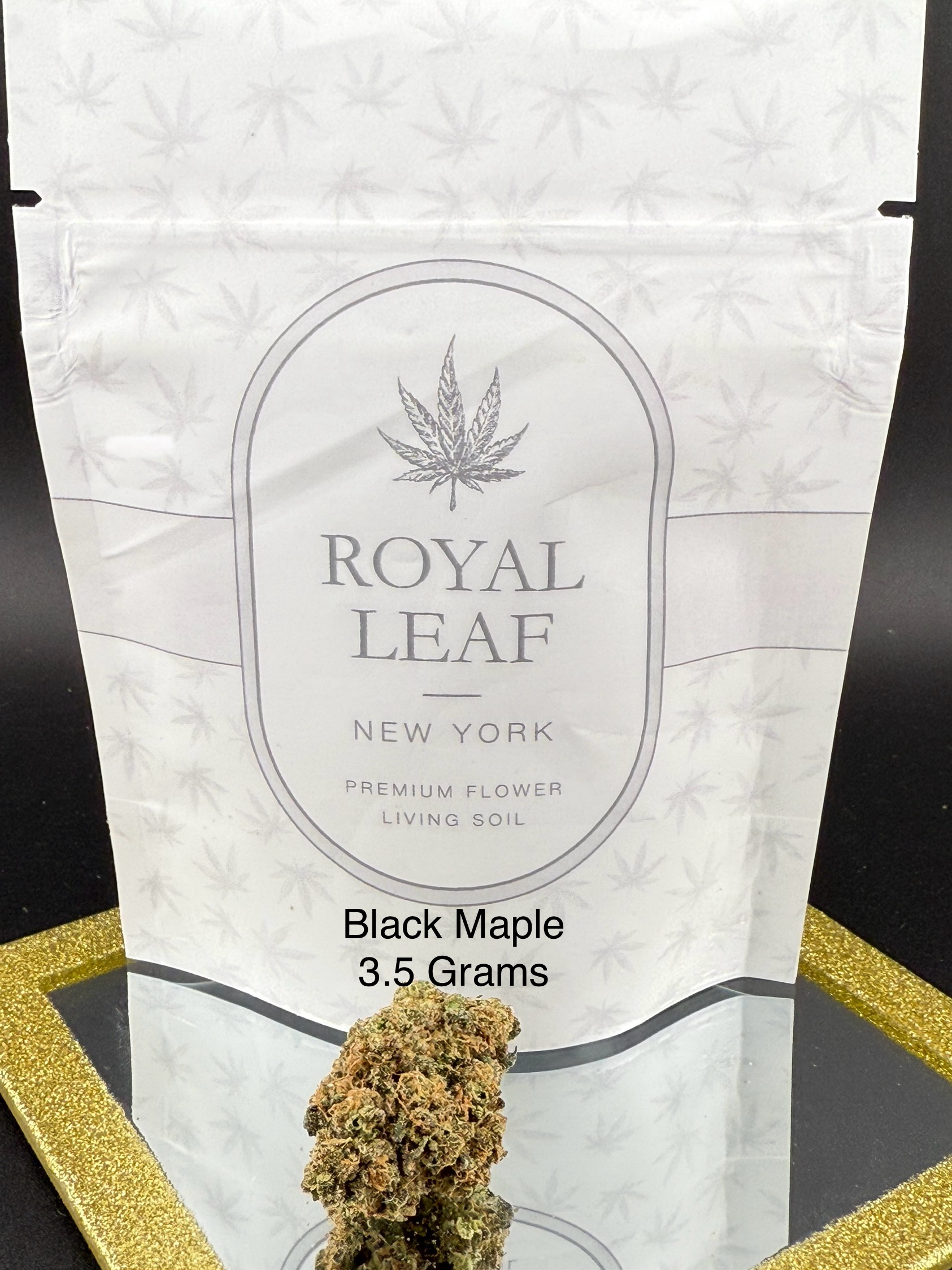 Photograph of product: Royal Leaf Black Maple 3.5g Bag Oui'd/Hybrid 24.7%TH-oui