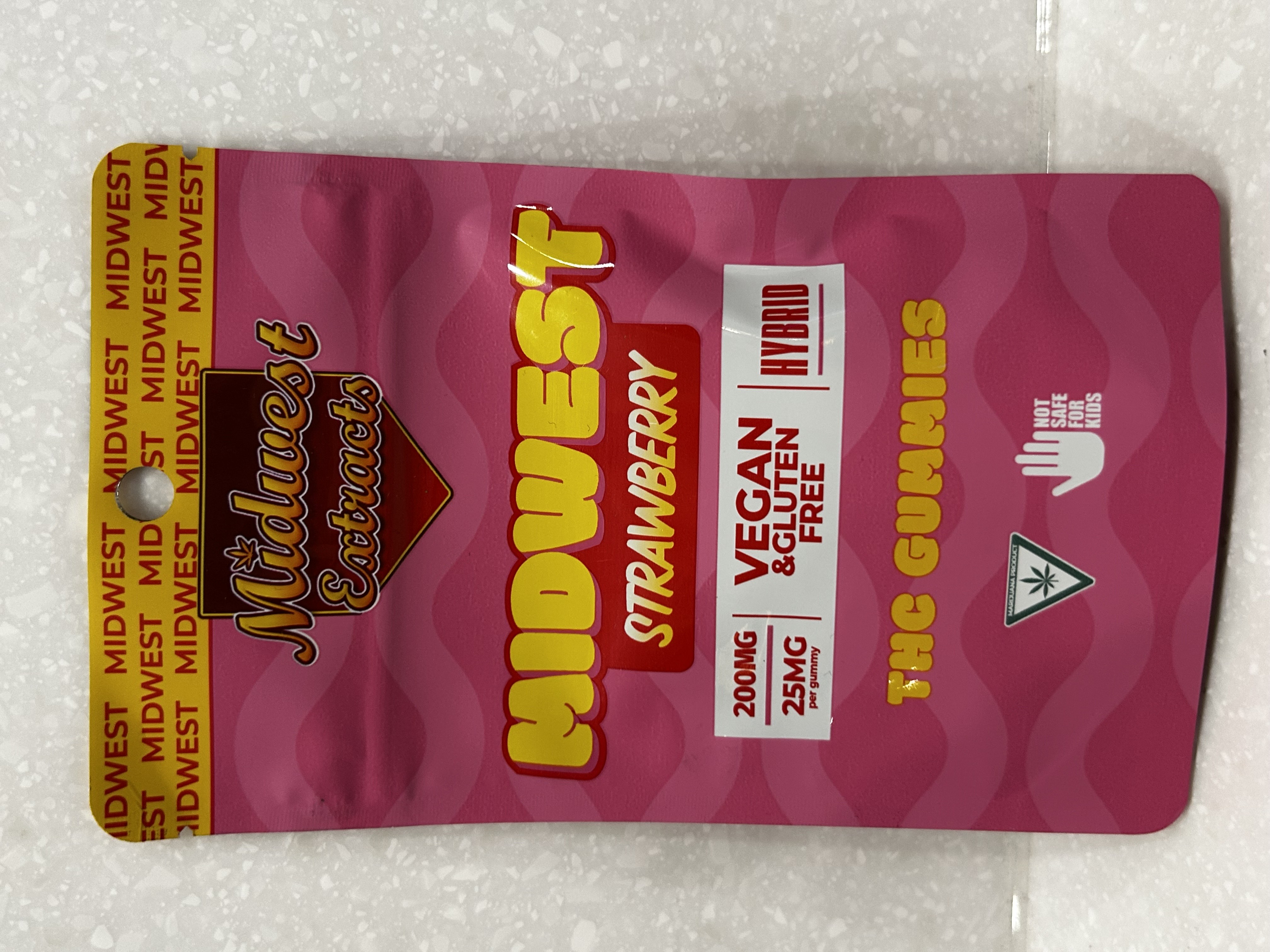 Photograph of product: Midwest Extracts | Gummy | Strawberry | 200mg