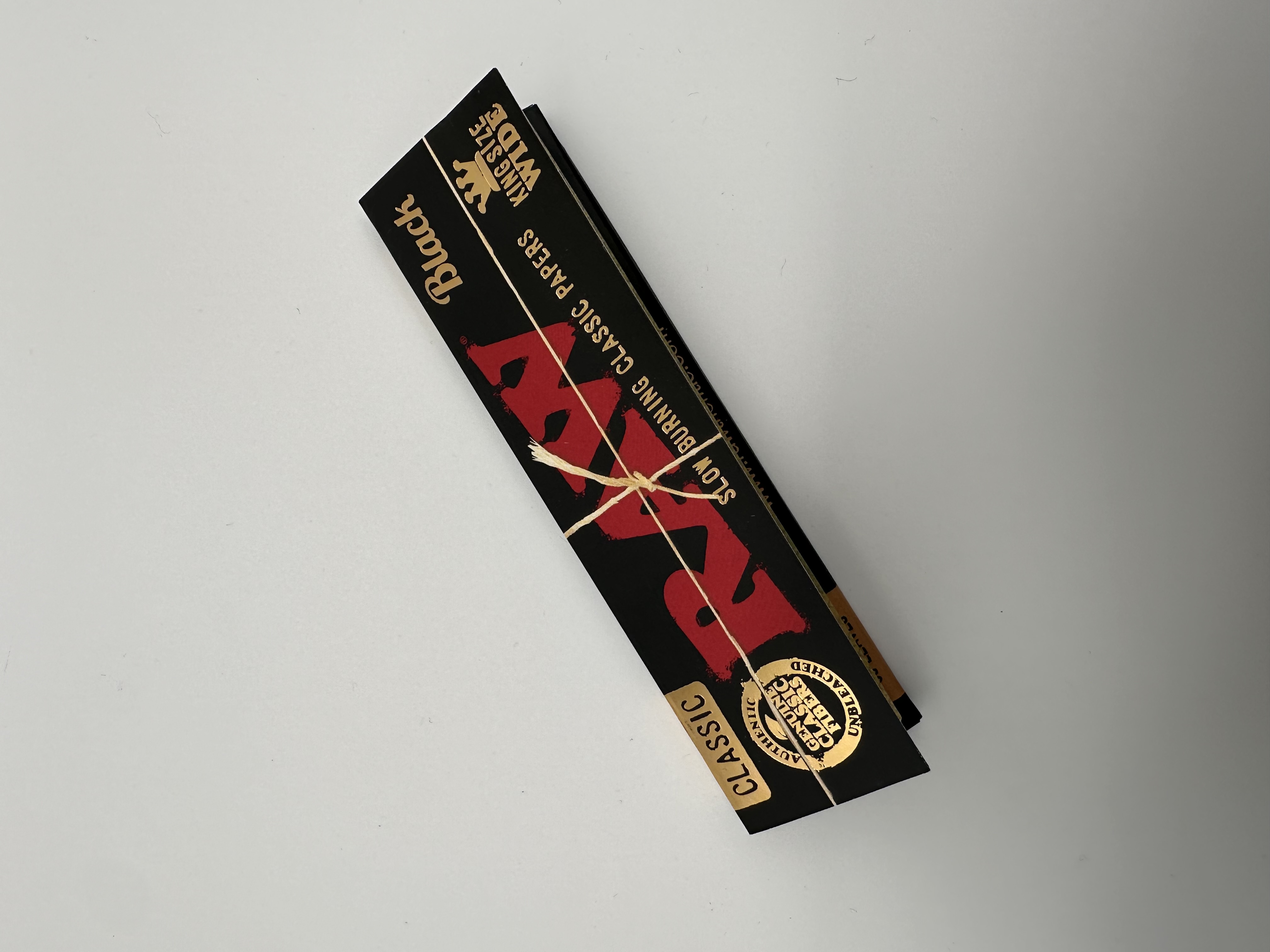Photograph of product: RAW | Black Rolling Papers | King Size Slim