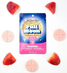 Photograph of product: FULL MOON | Edible | Chocolate | Strawberry Milkshake Chocolate | 200mg