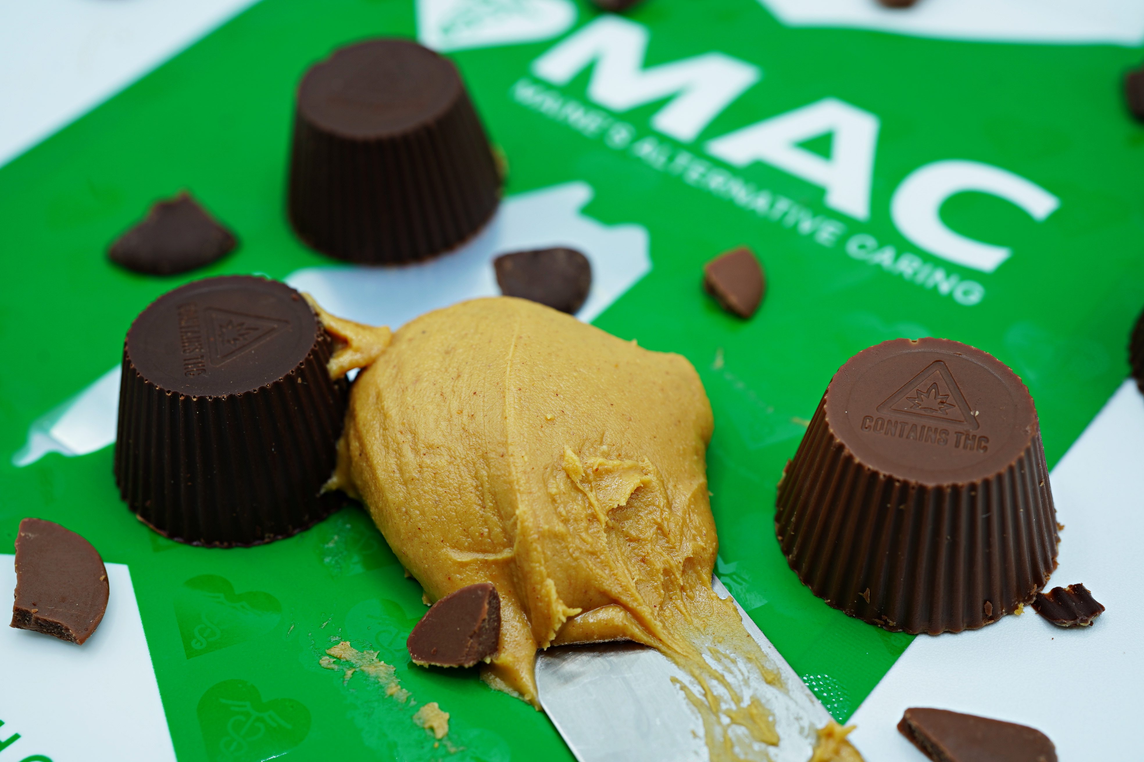 Photograph of product: MAC TH-oui Milk Chocolate Peanut Butter Cups 4x25mg