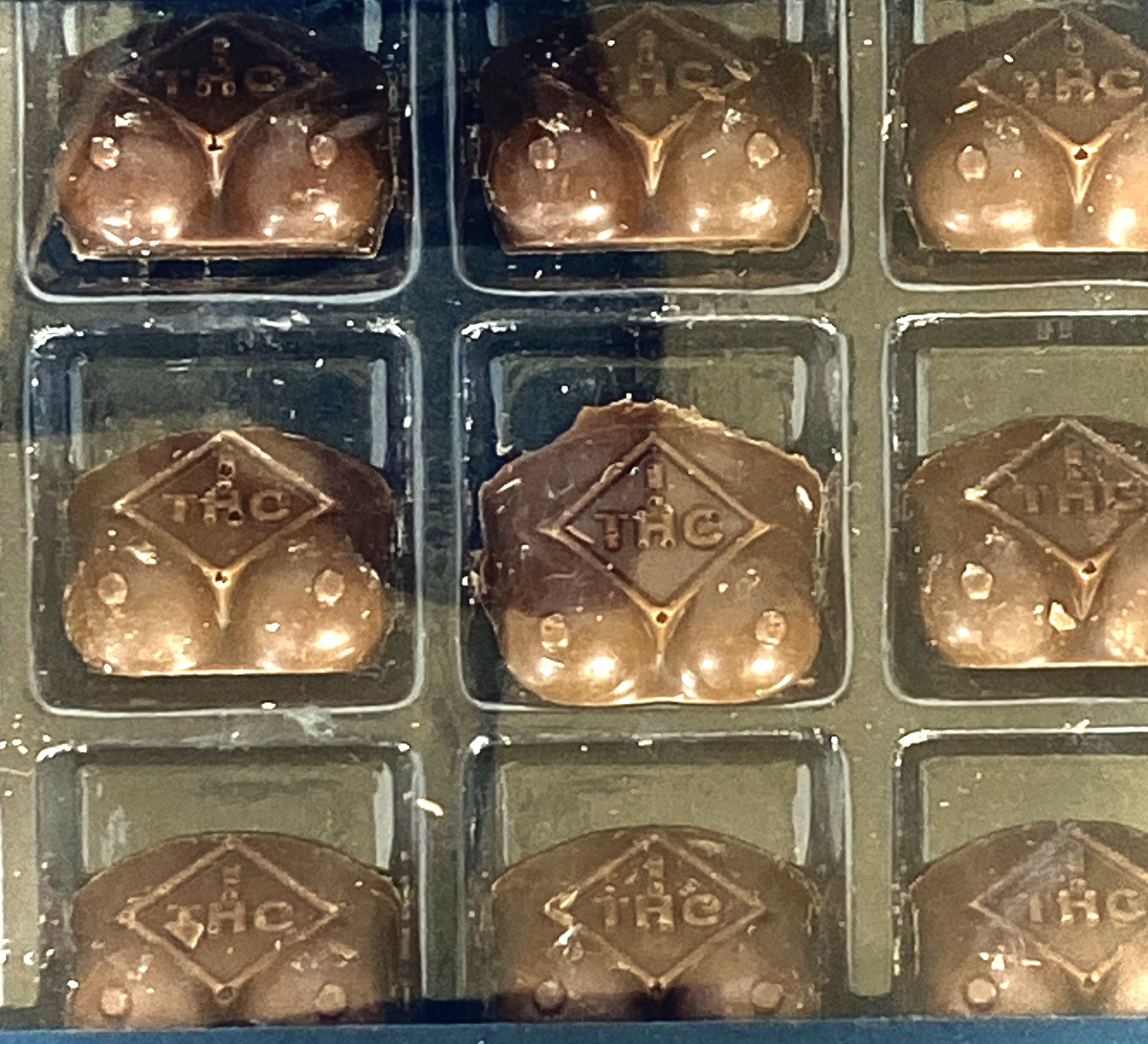 Photograph of product: HIGH 5 | Boob Box | Organic Milk | Chocolate | 100mg