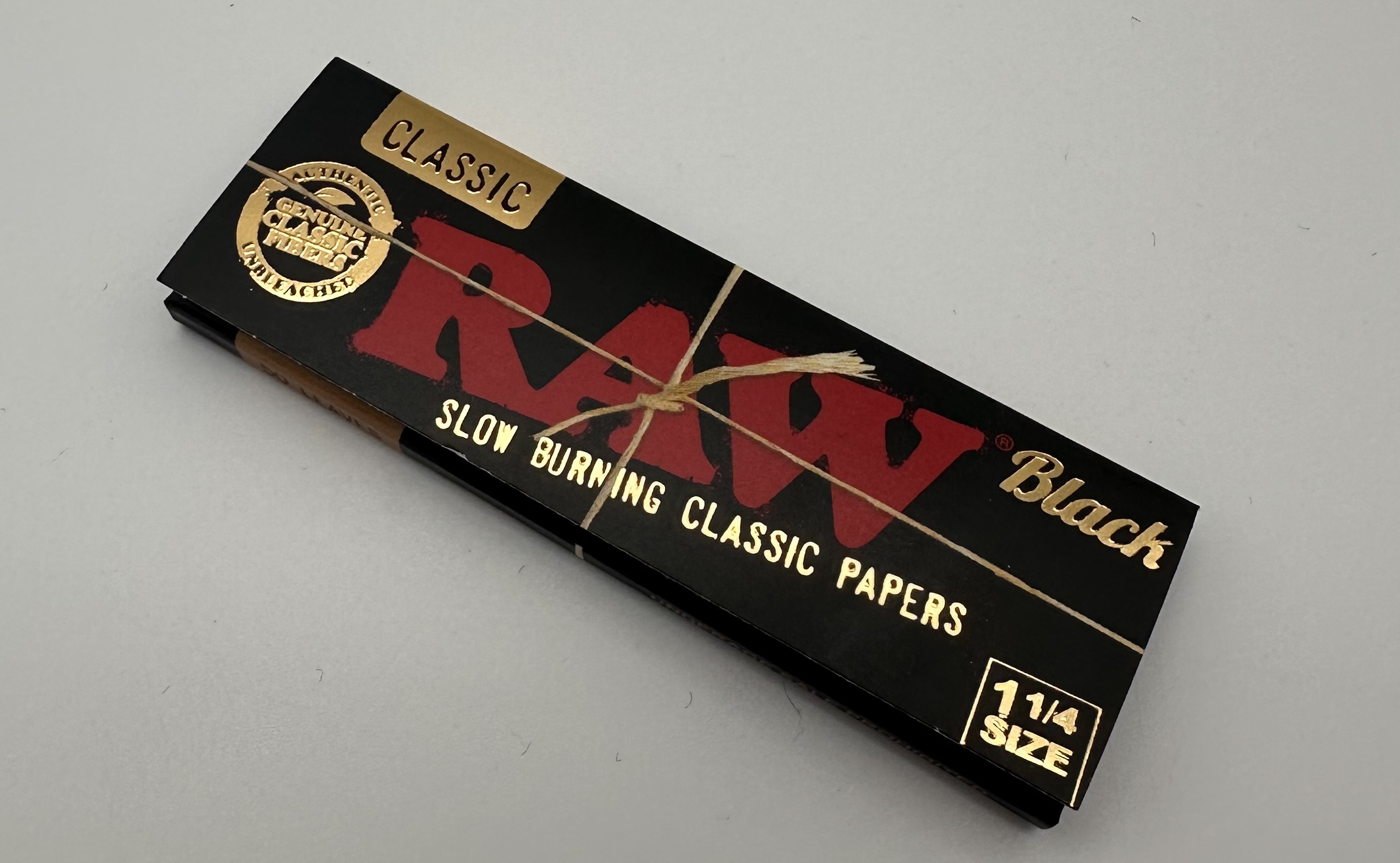 Photograph of product: RAW - Black Rolling Papers - 1 1/4 Size