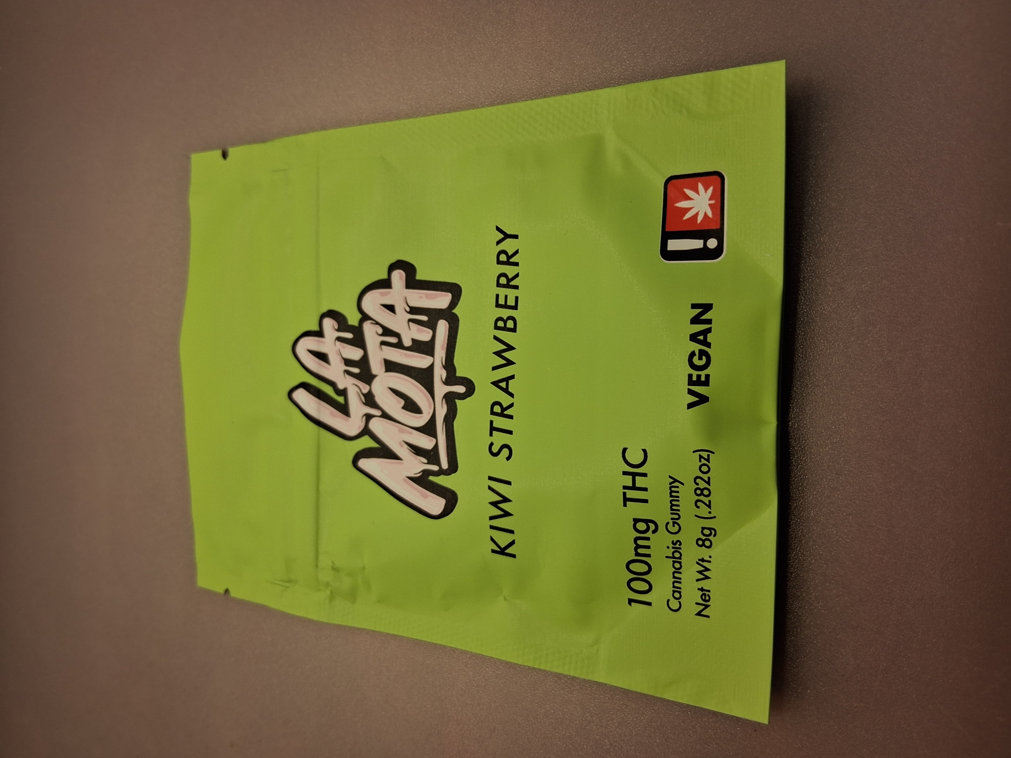 Photograph of product: Kiwi Strawberry 100mg Gummy