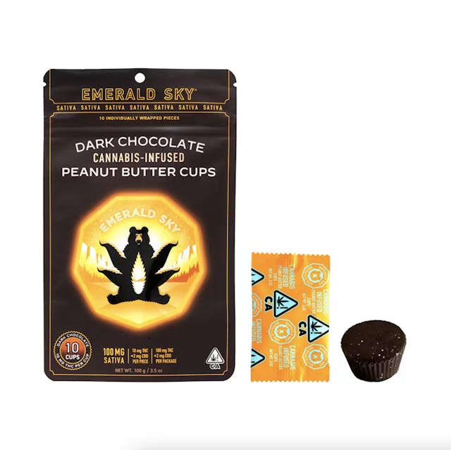 Photograph of product: Dark Chocolate Peanut Butter Cups Oui'd - 