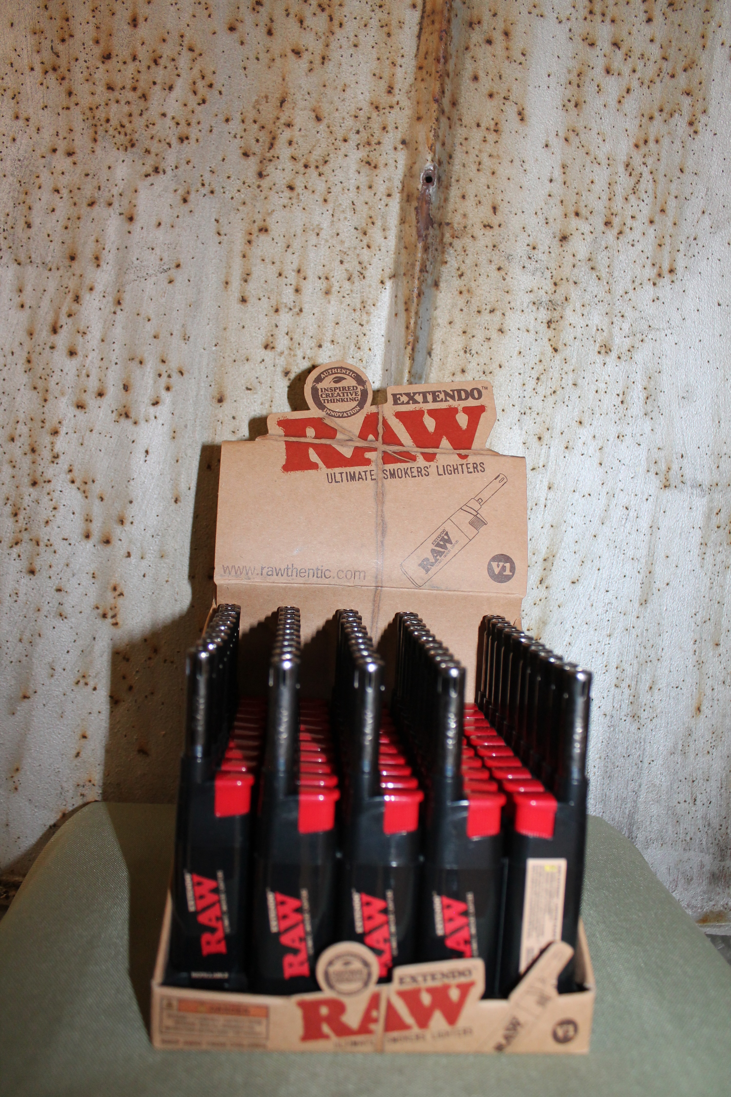 Photograph of product: HBI I Raw Long Lighter