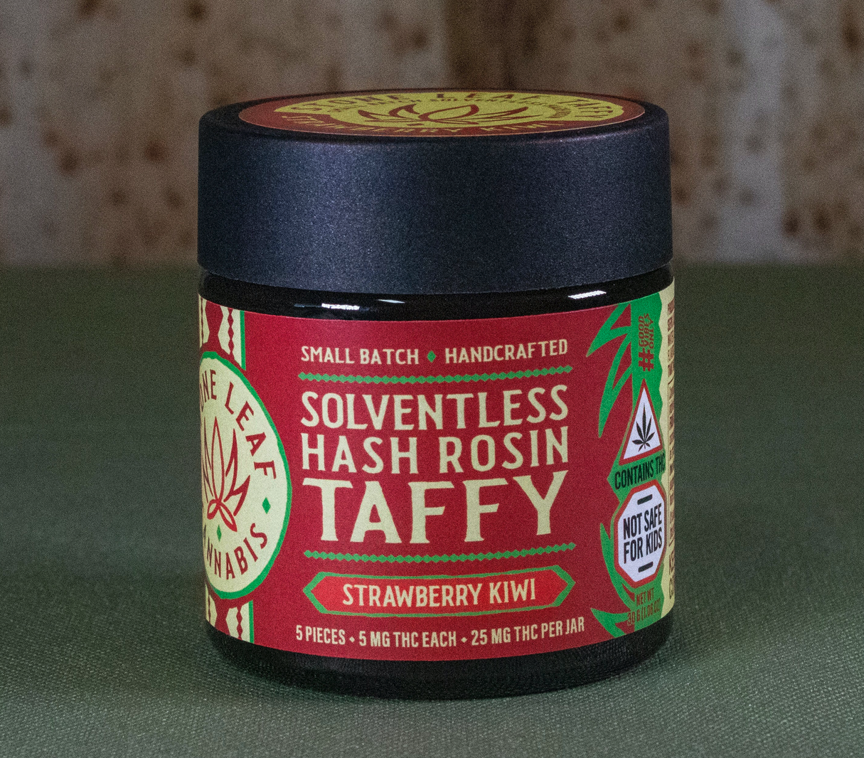 Photograph of product: Stone Leaf Strawberry Kiwi au chocolat Rosin Taffy