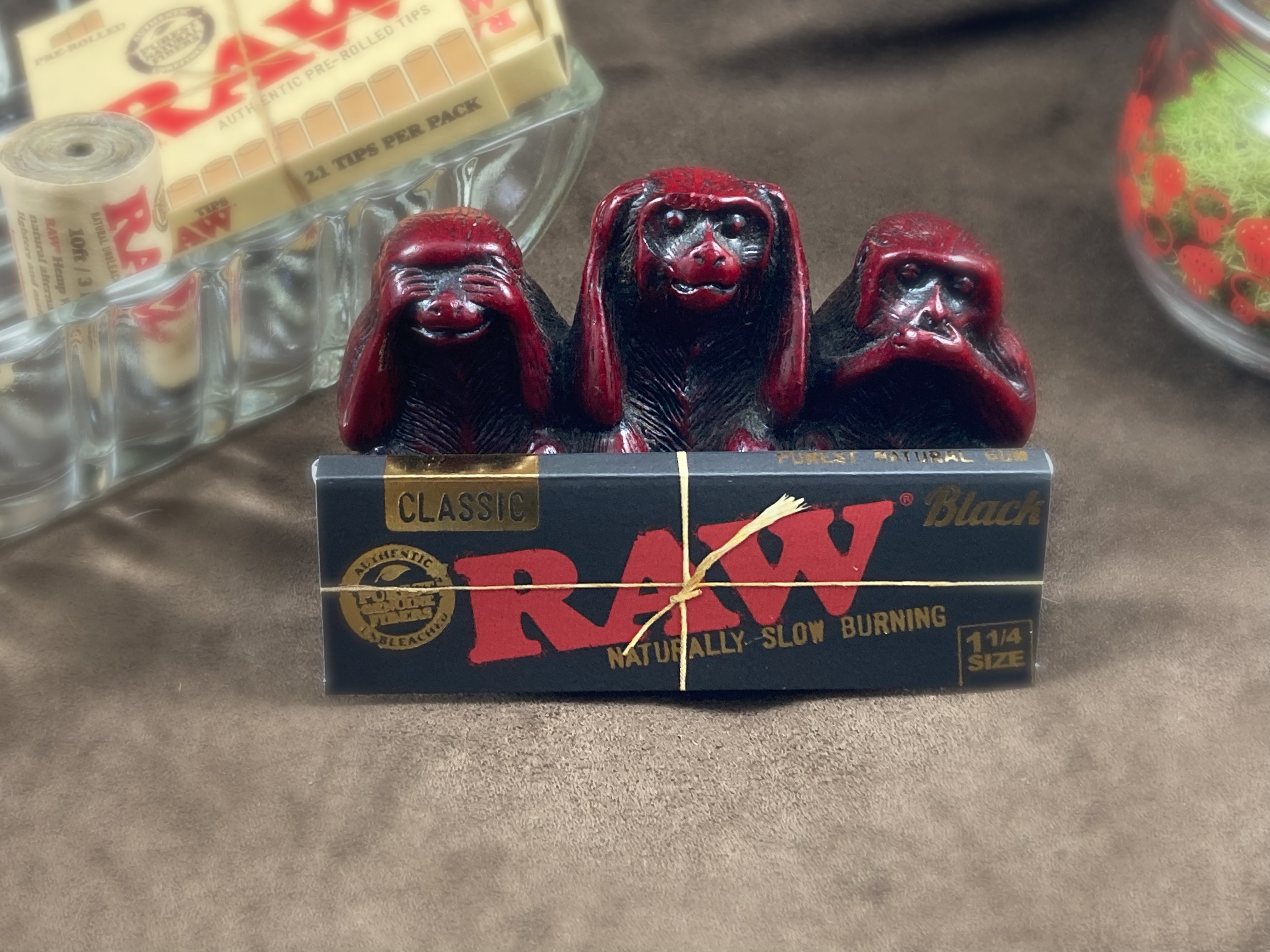 Photograph of product: RAW Classic Black 1 1/4 papers