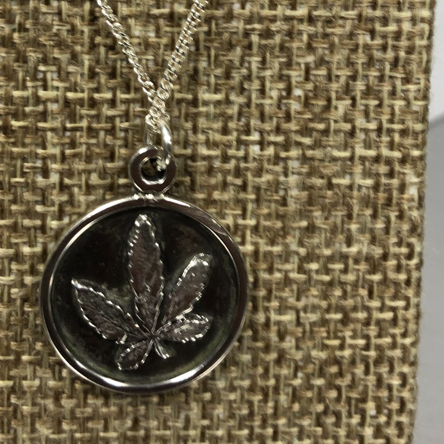 Photograph of product: Oui'd Leaf Solid Necklace - Regular