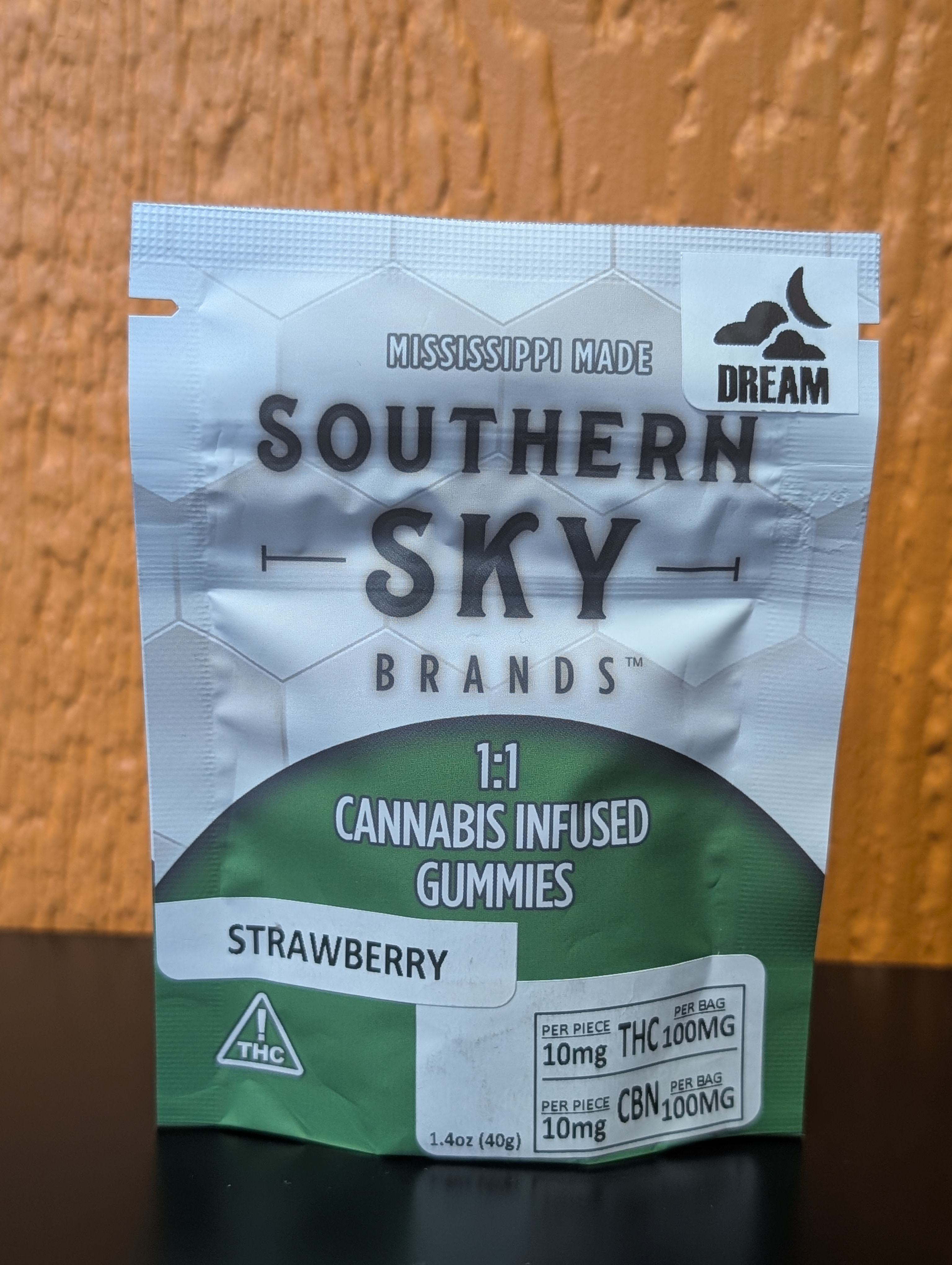 Photograph of product: Southern Sky | Strawberry 1:1 Sleep | 100MG Gummies