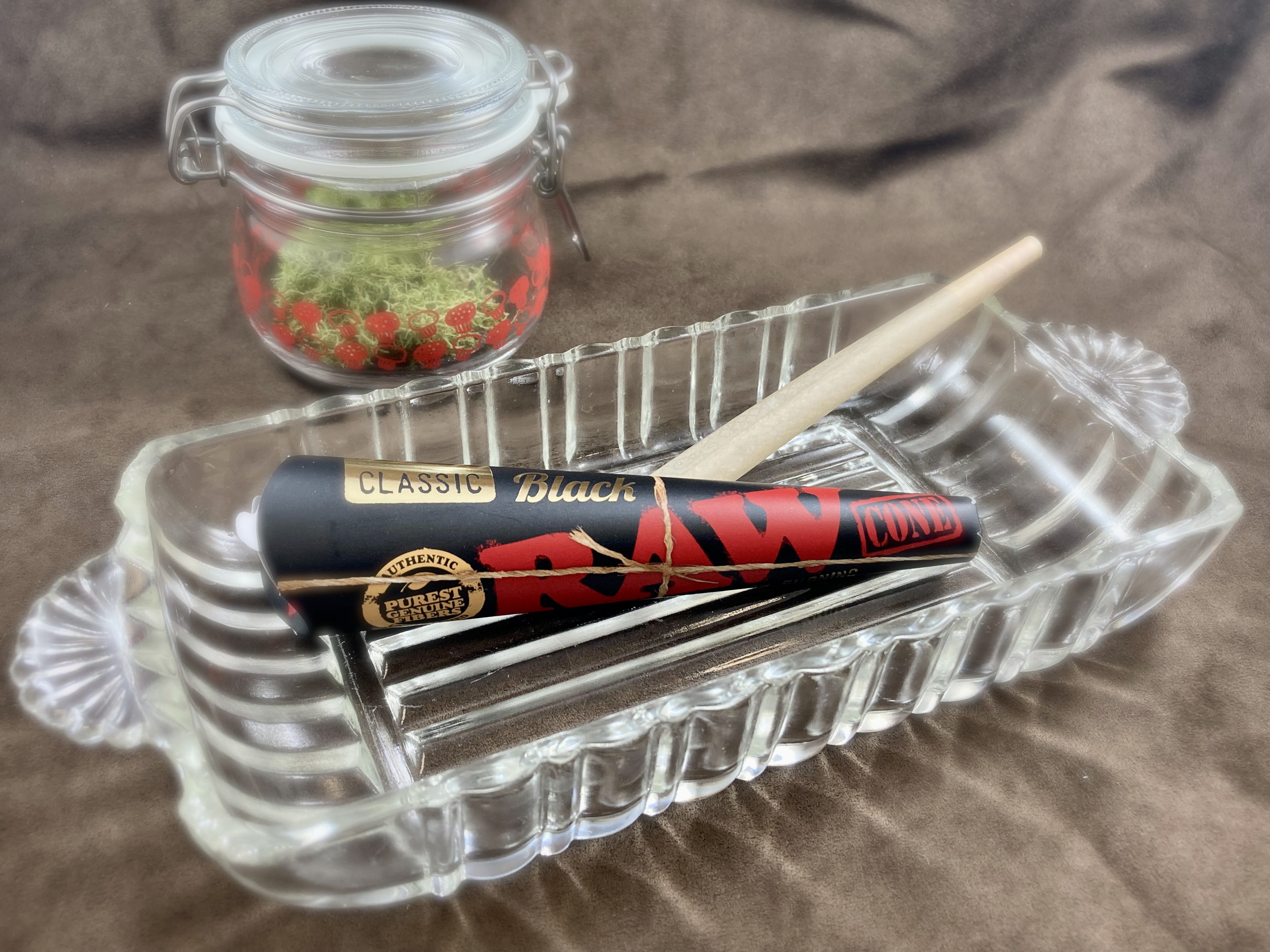 Photograph of product: RAW Classic Black 1 1/4 Cones 6pk