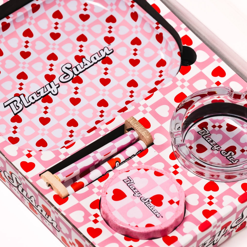 Photograph of product: Blazy Smoker's Kit | Heart Checkers