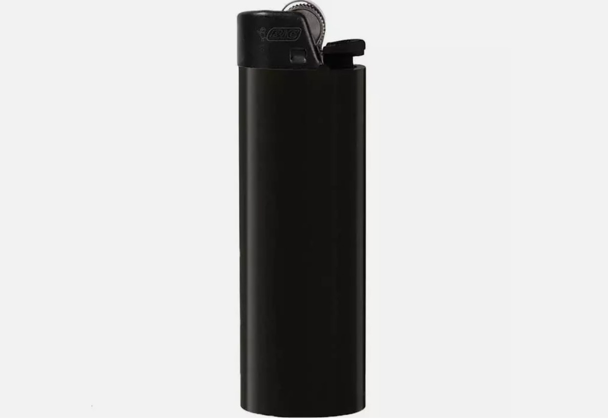 Photograph of product: All Black Maxi Classic    Lighter