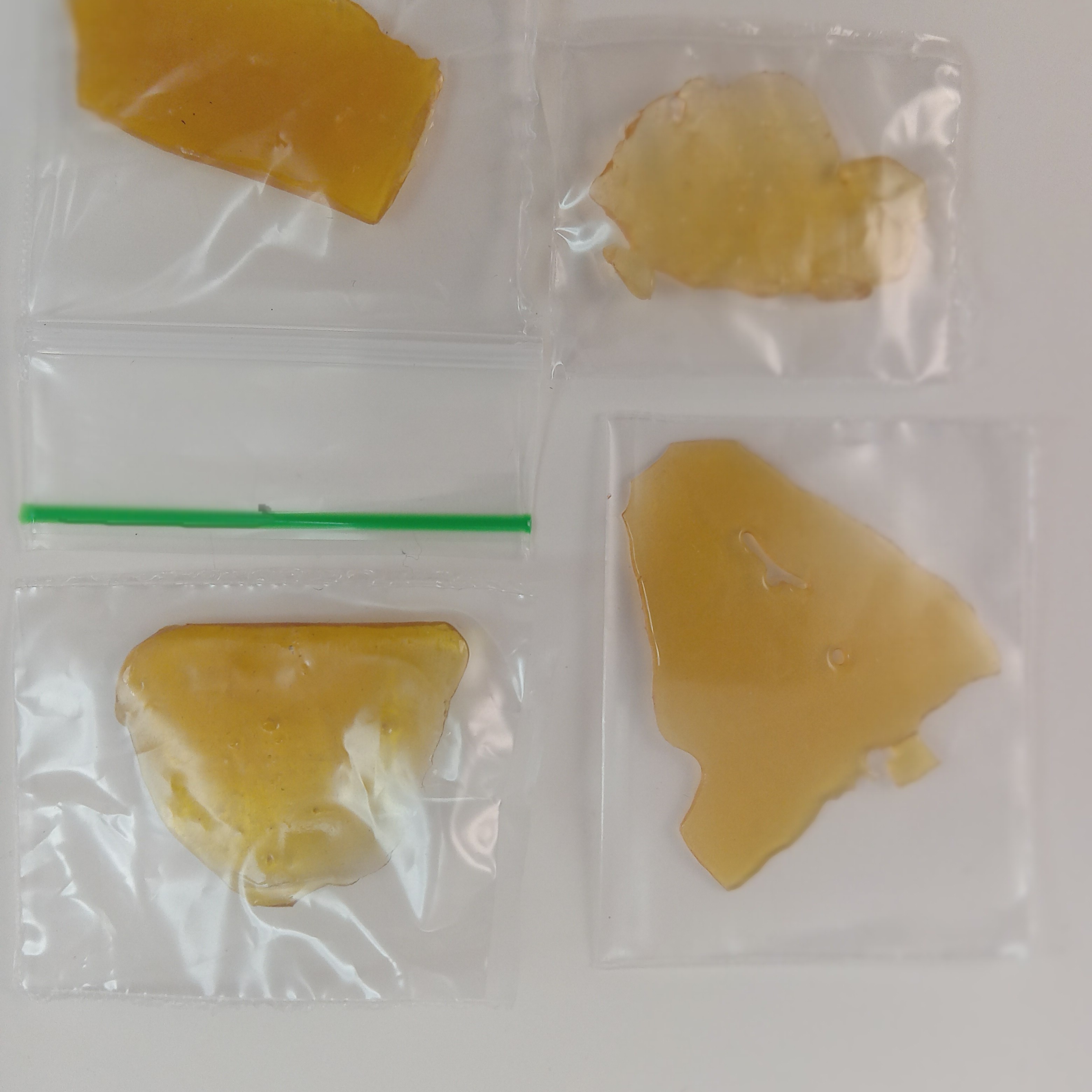 Photograph of product: Red Shelf $15 Shatter : White Mousse: Grape OG