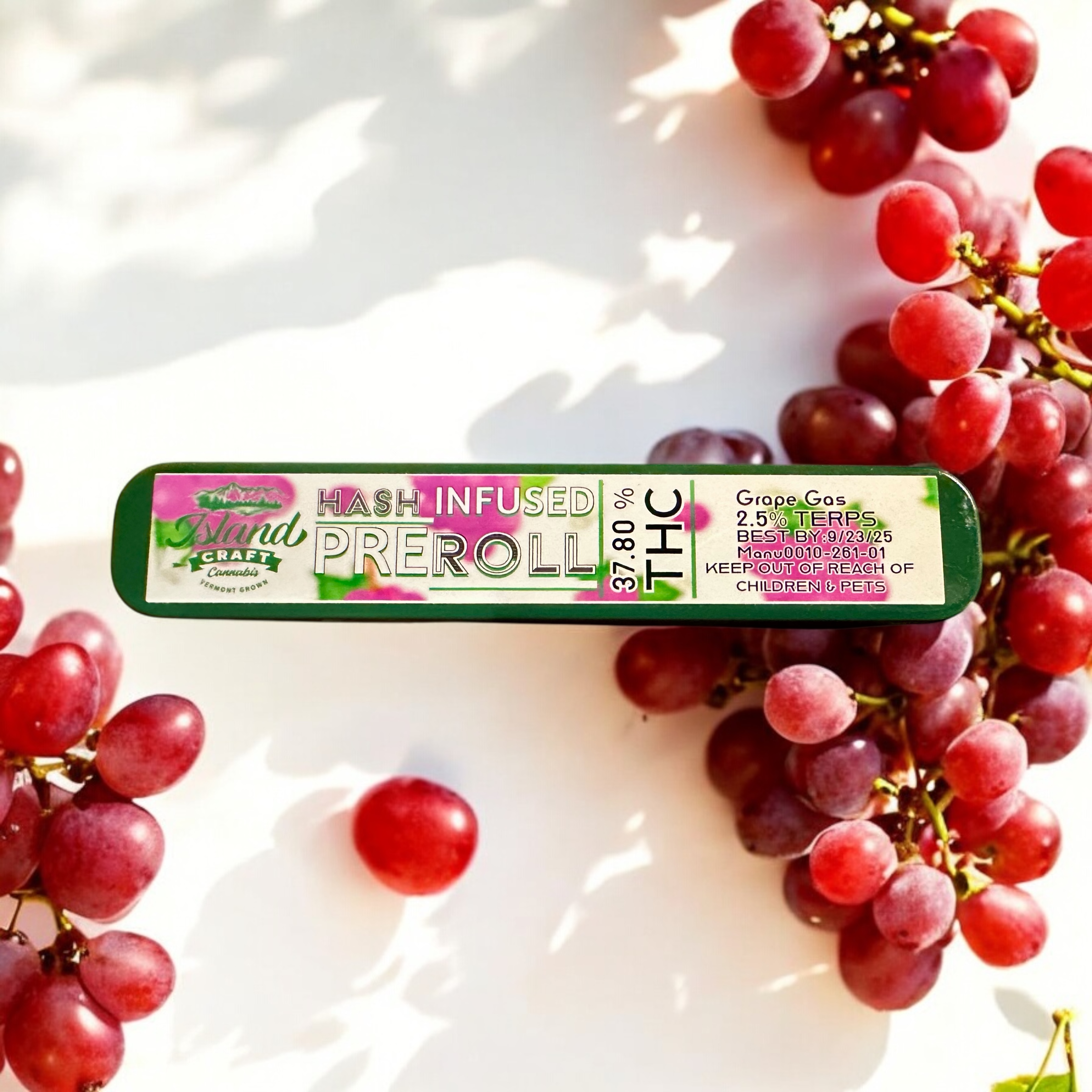 Photograph of product: Island Craft Oui'd | Grape Gas W/ GML au chocolat Infused | Pre Roll 1g