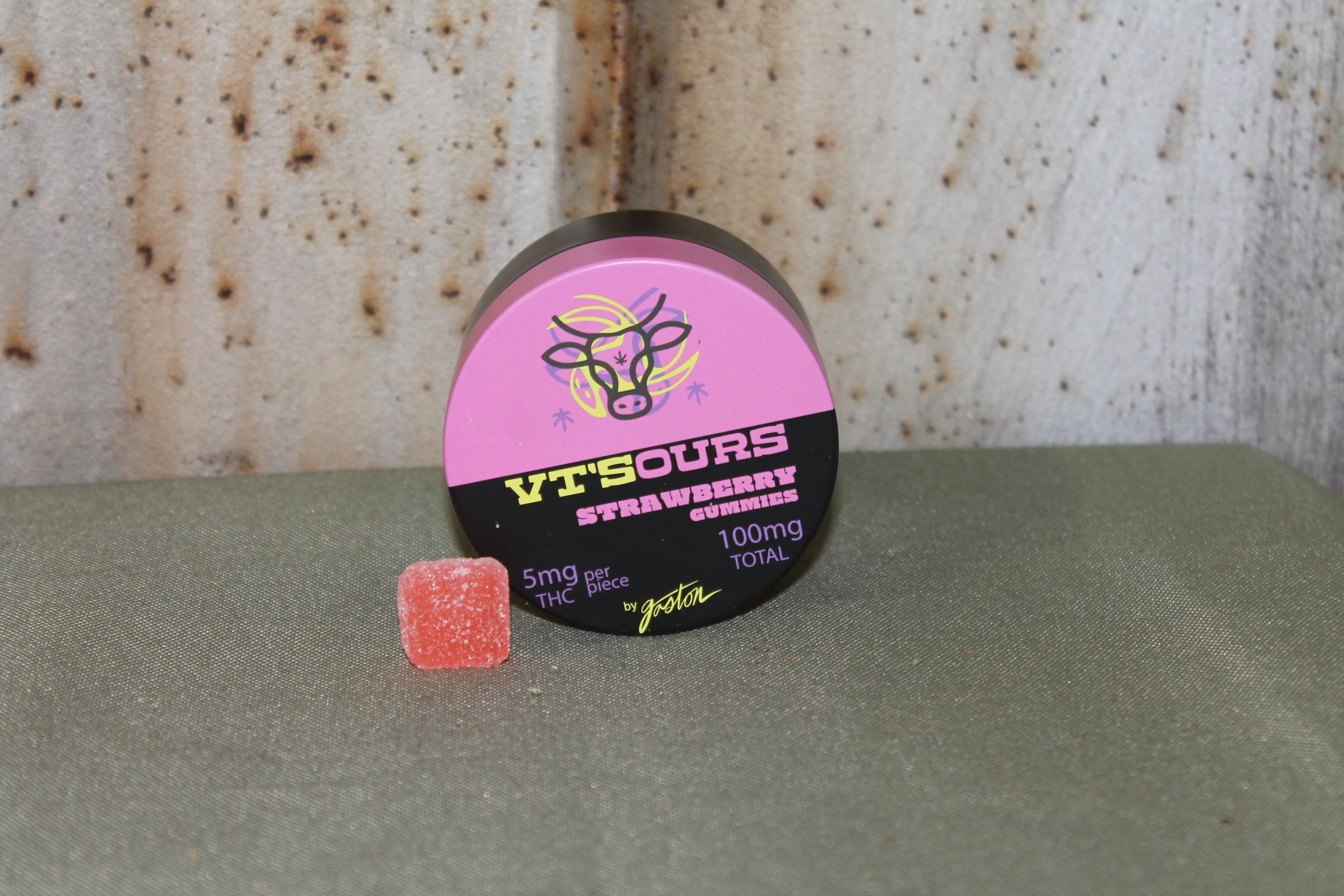 Photograph of product: Gaston I Sour Strawberry Gummies