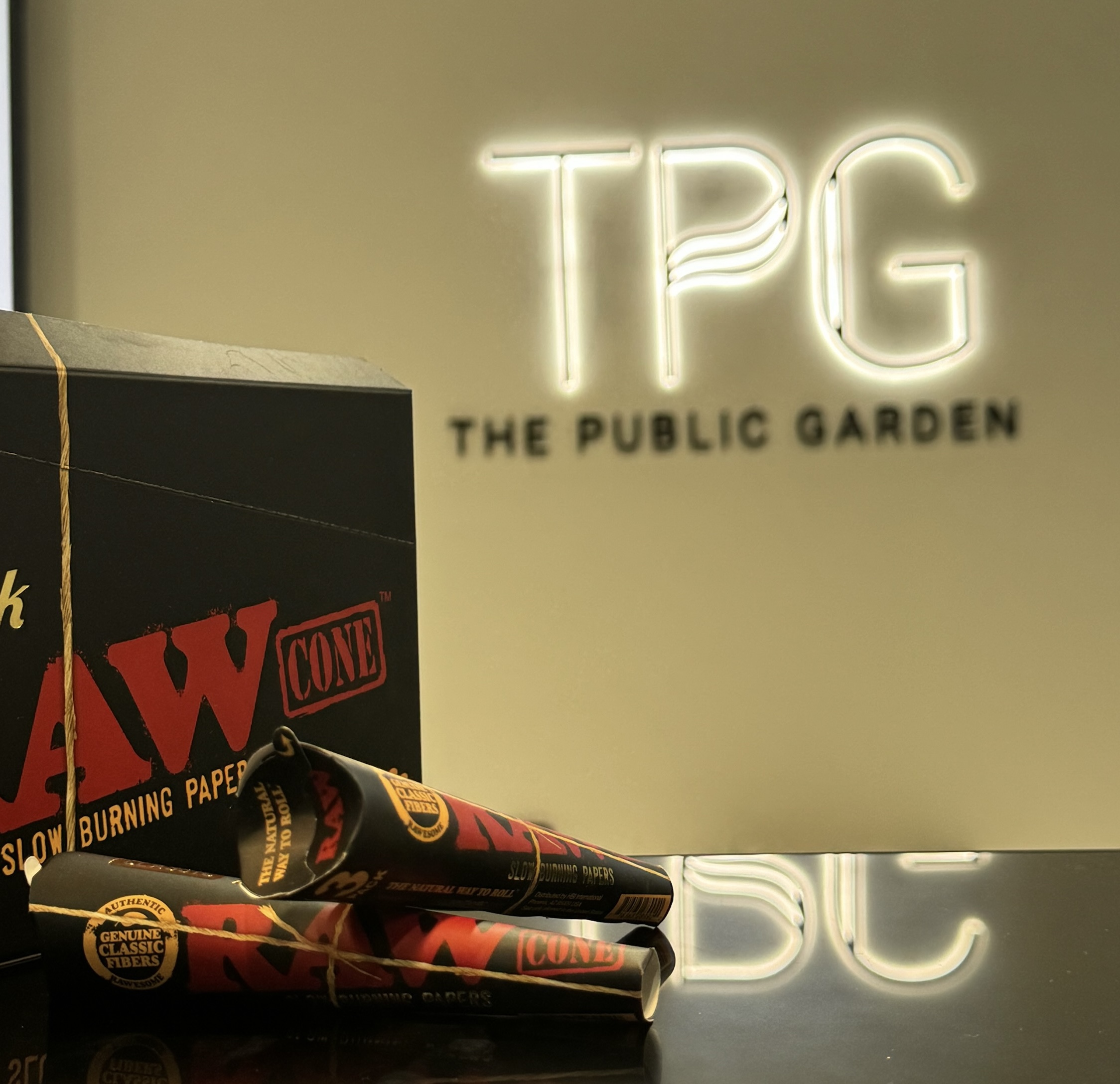 Photograph of product: Raw Black Classic Cones- King Size