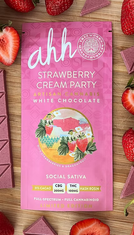 Photograph of product: Strawberry Cream Party White Chocolate Bar 20PK