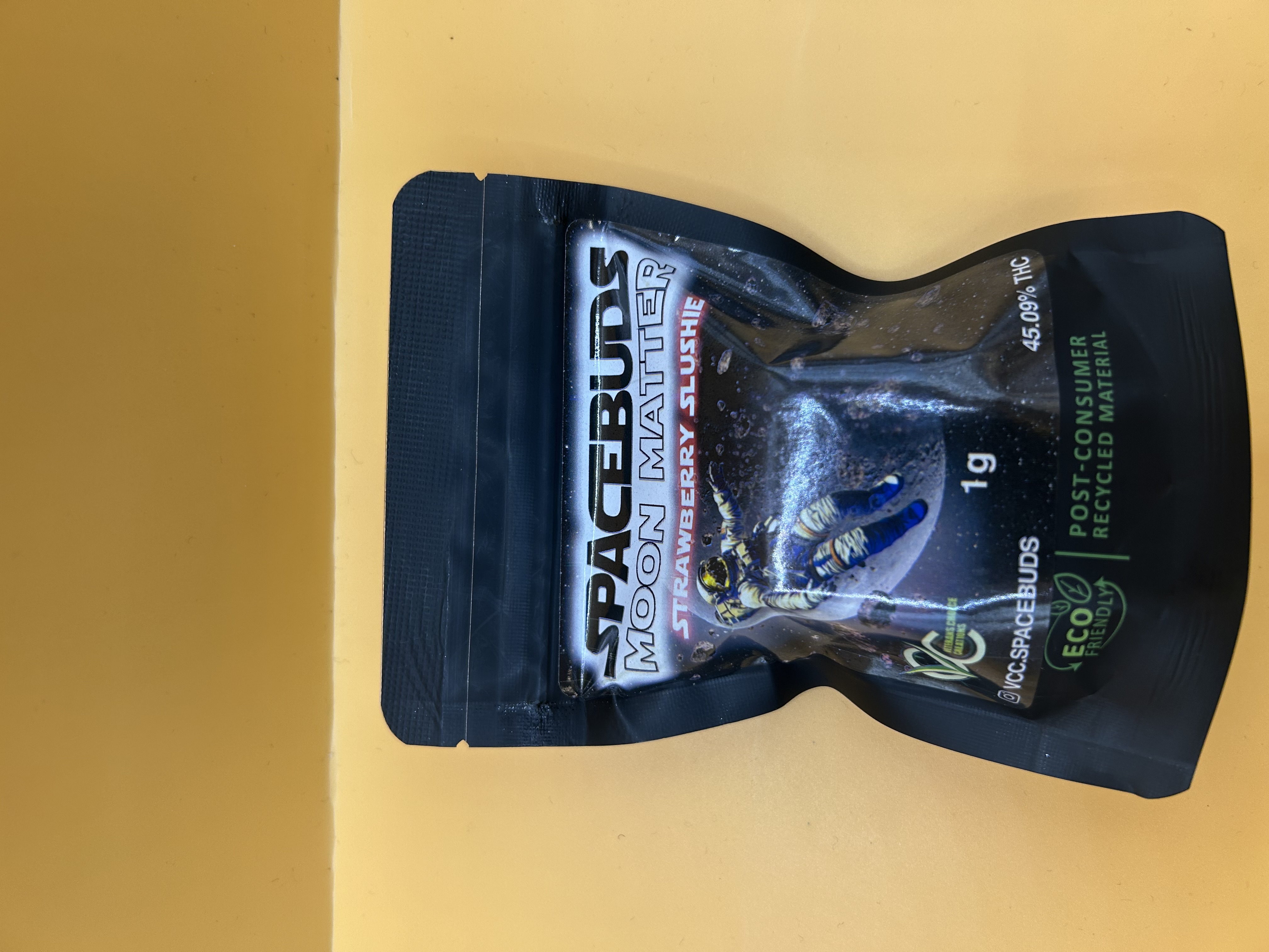 Photograph of product: SPACEBUDS | STRAWBERRY SLUSHIE | 45% TH-oui | 1G MOON MATTER