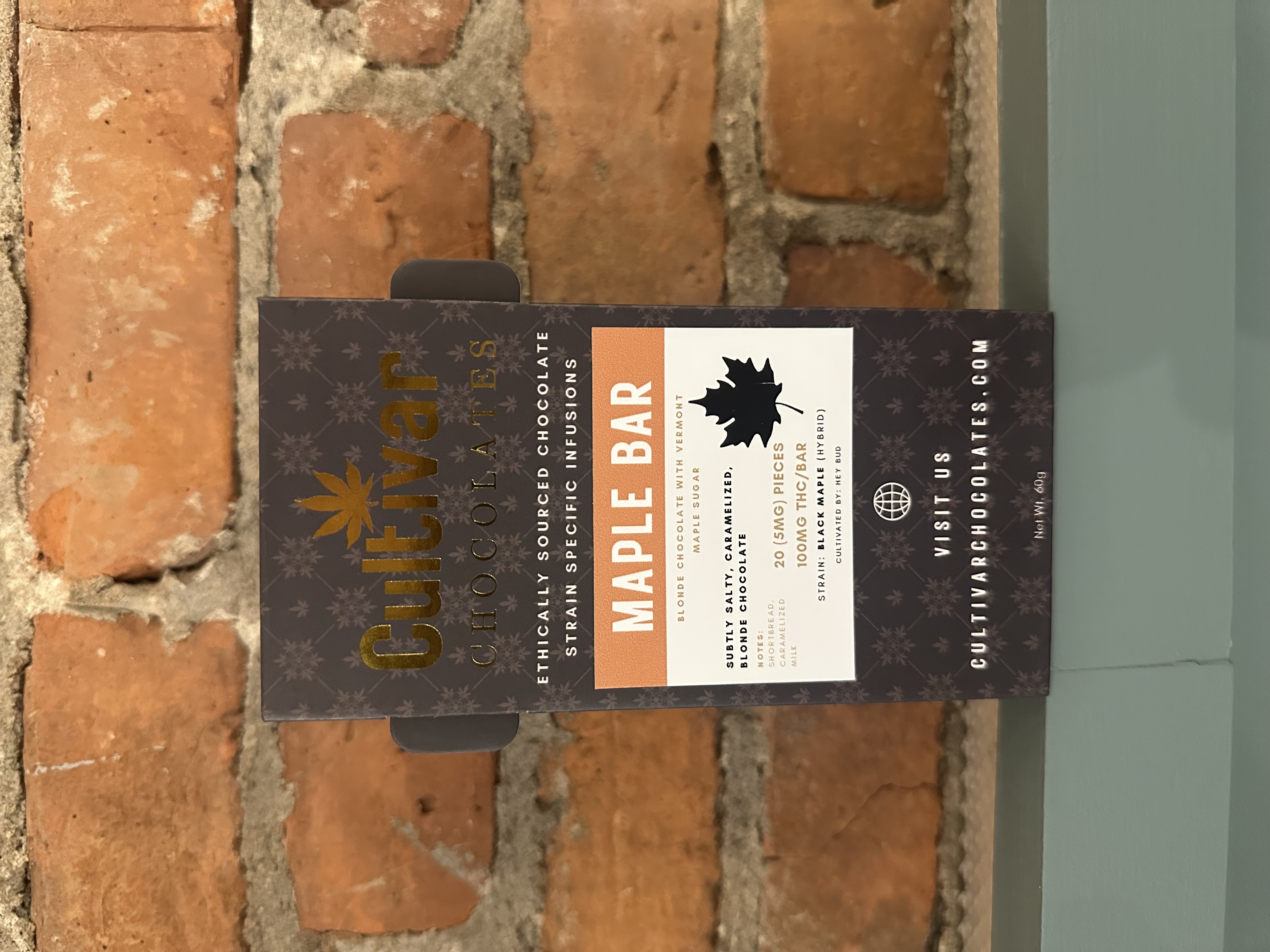 Photograph of product: Cultivar Chocolates | 100mg TH-oui Hybrid Bar | Maple Bar