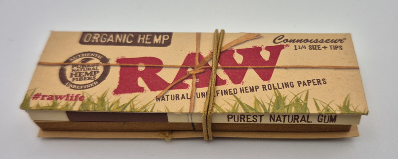 Photograph of product: Raw Paper | 50 Leaves + Tips | Organic 1 1/4
