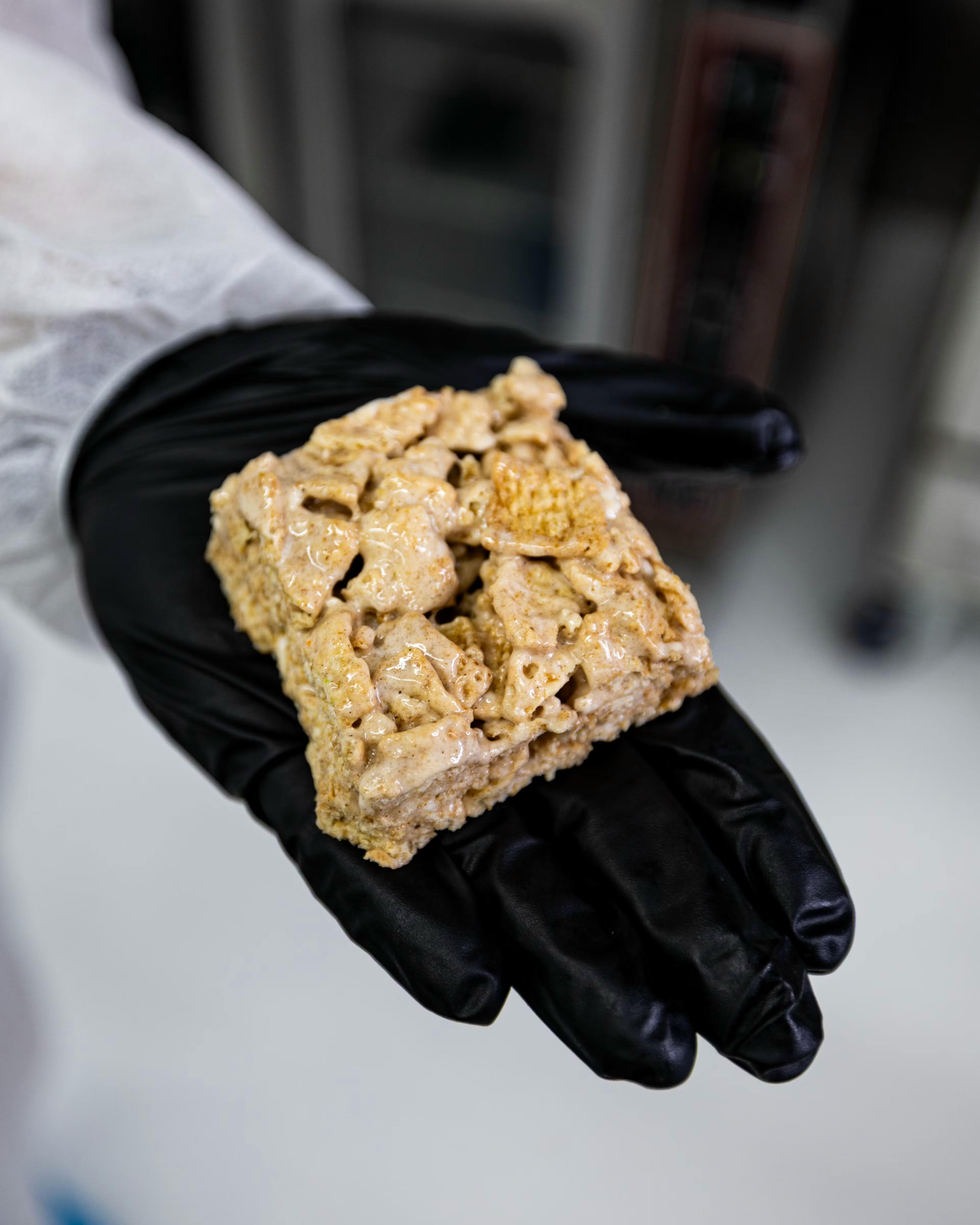 Photograph of product: Shnicks Shnacks: Cinnamon Crunch Cloud Bar - 10mg Cereal Bar