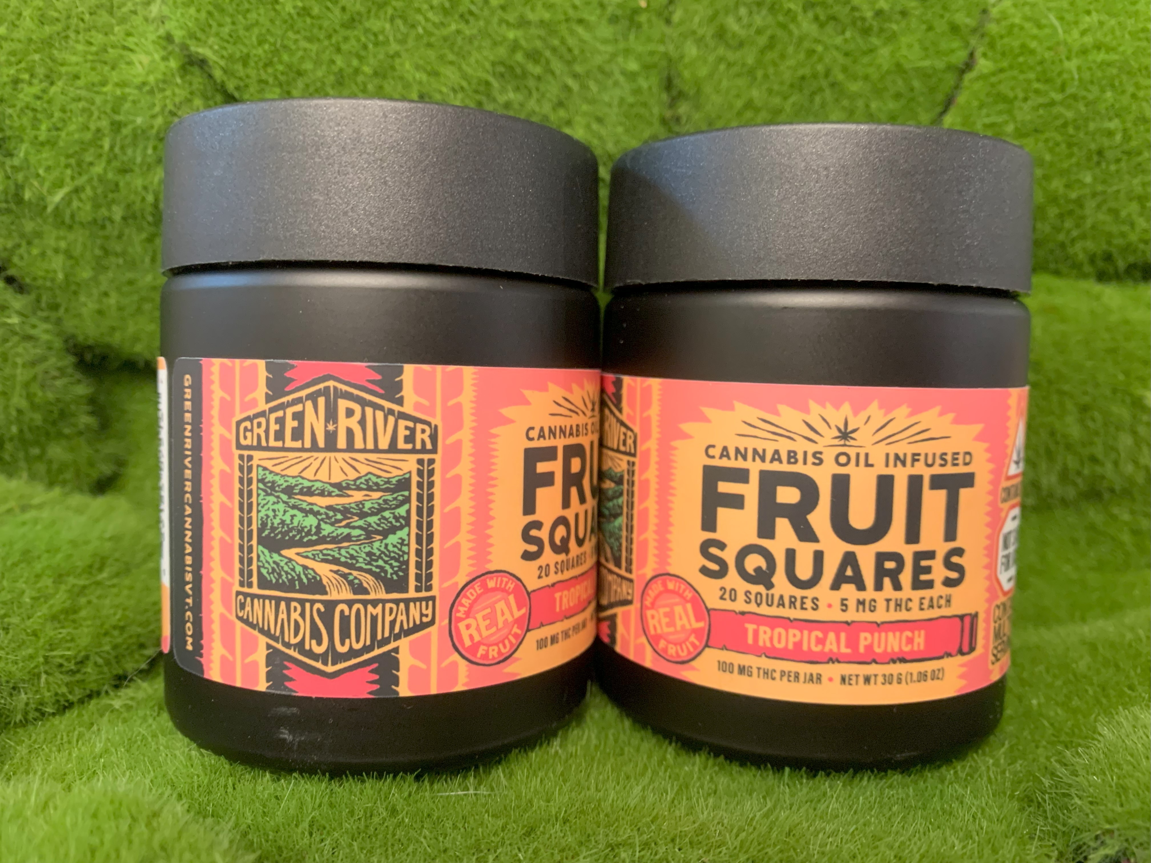 Photograph of product: 100mg Edible Pack | Tropical Punch Fruit Squares | Green River Oui'd Company