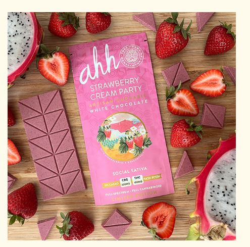 Photograph of product: 5mg Strawberry Cream Party Milk Chocolate Bar 20pc
