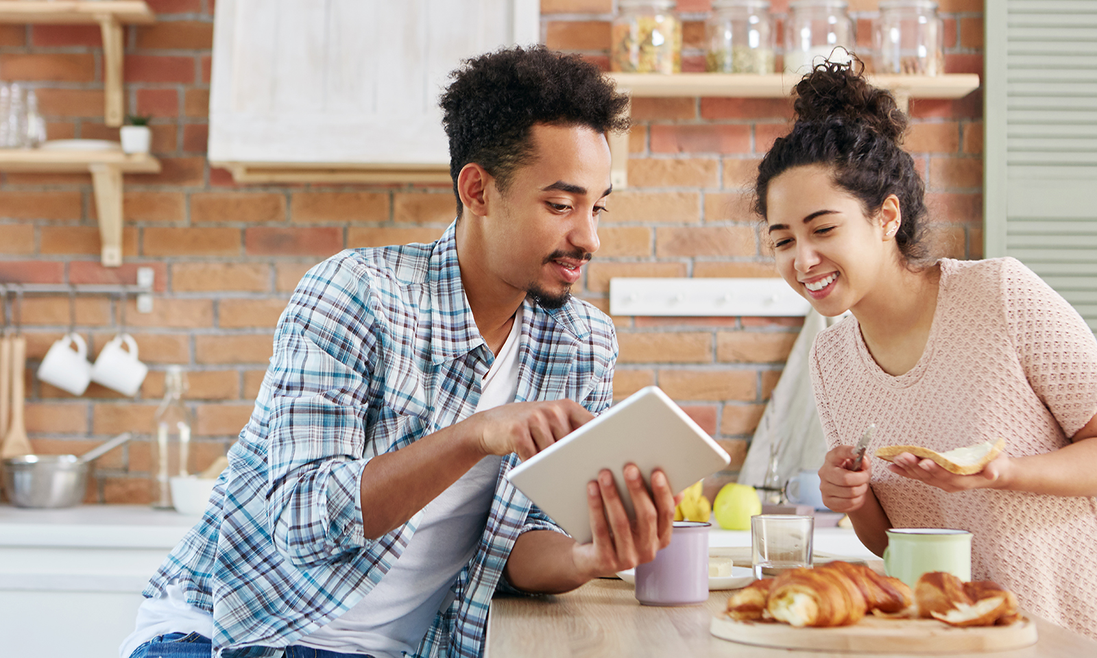 snack-the-right-way-couple-eating-snacks-looking-at-ipad