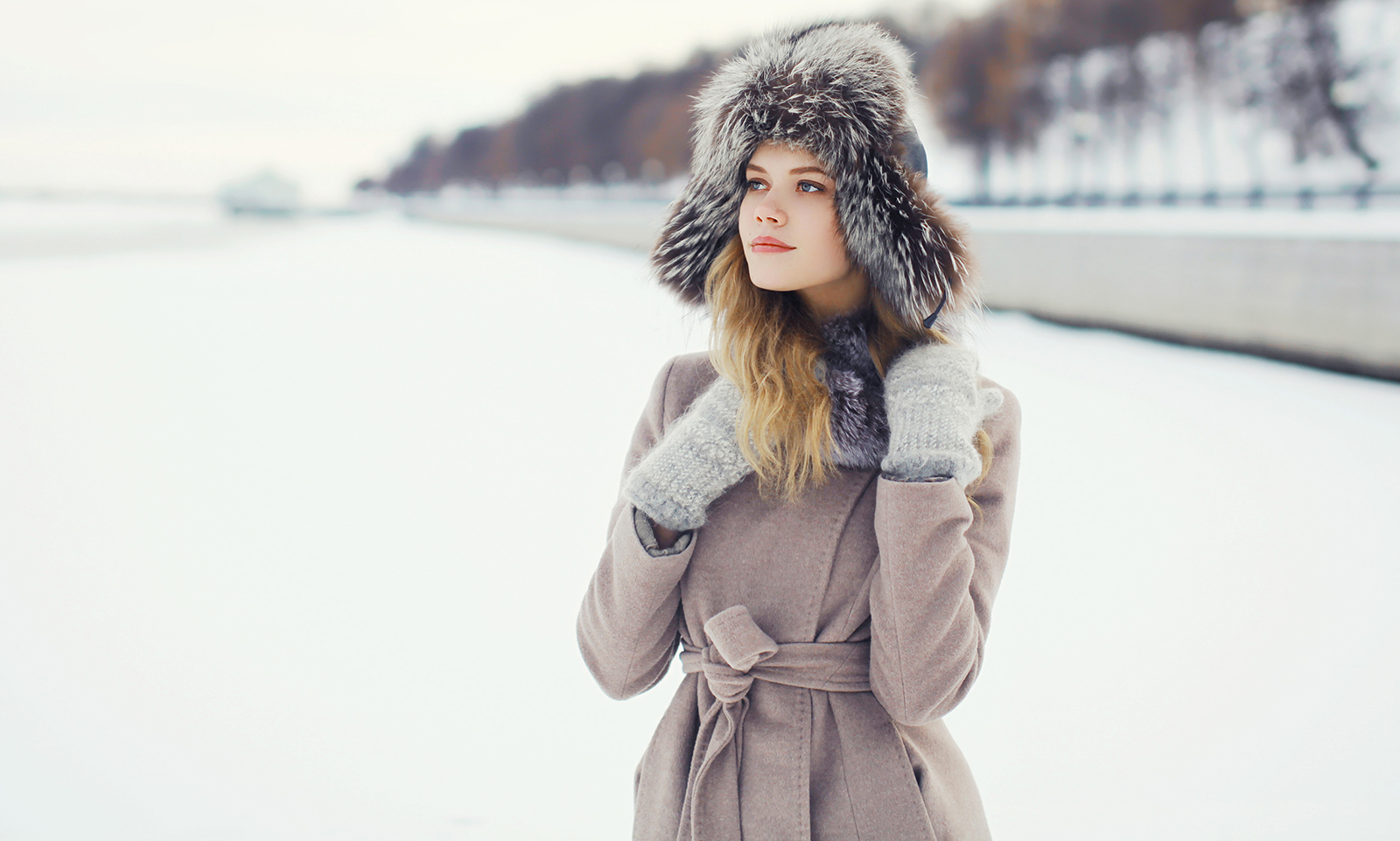 winter-fashion-girl-in-fluffy-hat-glvoes-and-coat-in-snow